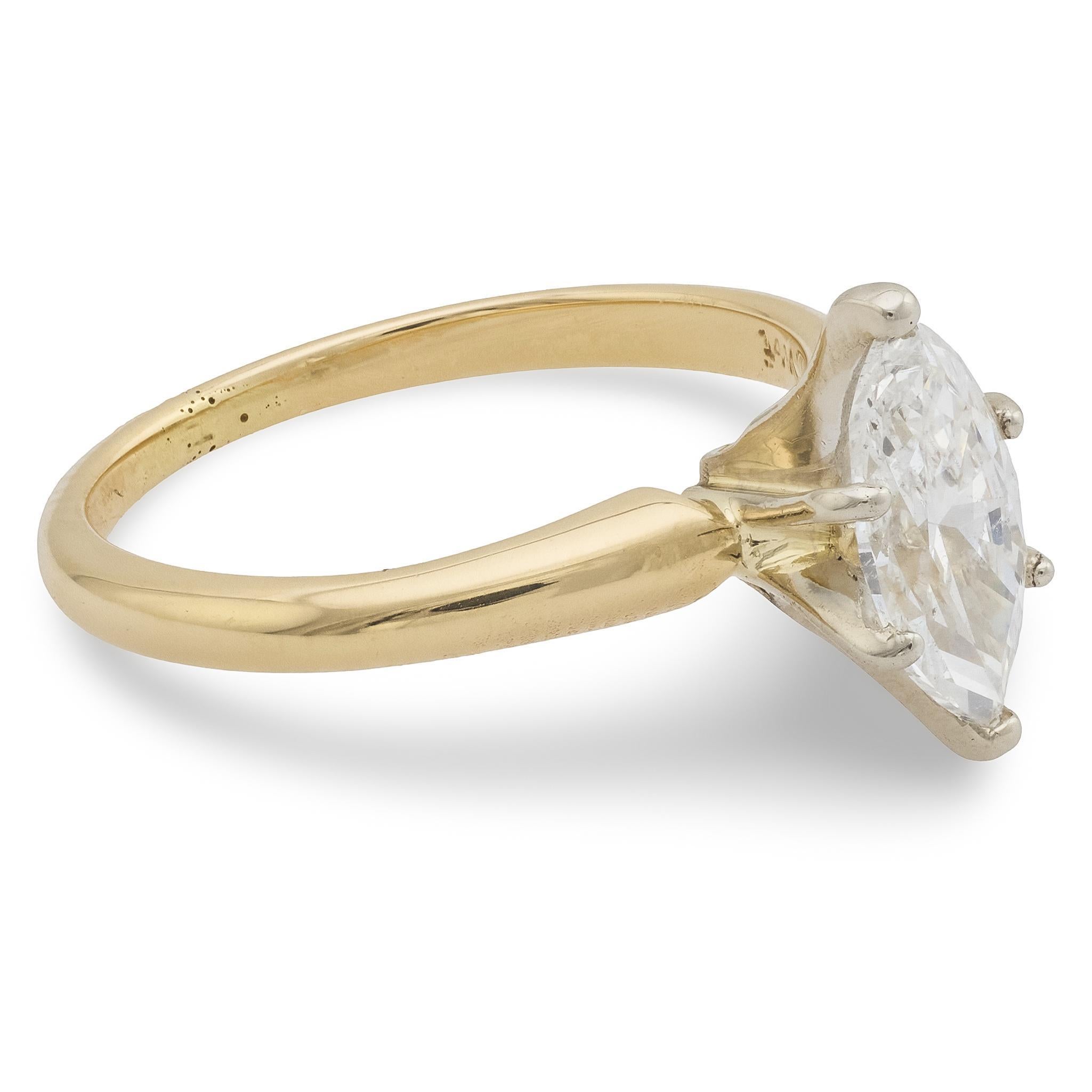 Contemporaneo Anello di fidanzamento vintage in oro giallo 14k con diamante taglio marquise da 0,76 carati GIA in vendita