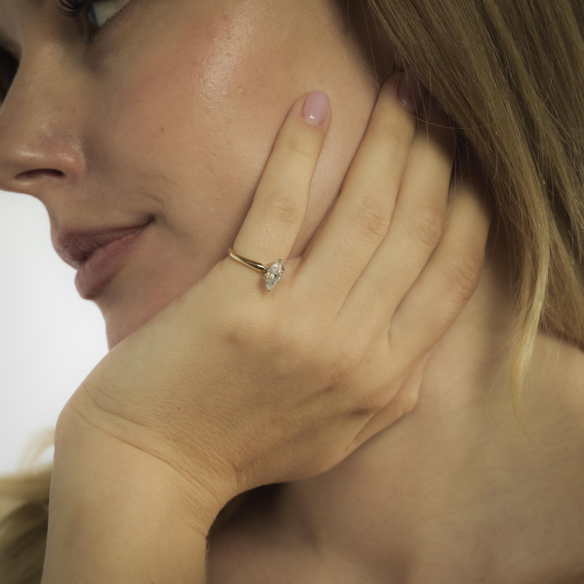 Taglio marquise Anello di fidanzamento vintage in oro giallo 14k con diamante taglio marquise da 0,76 carati GIA in vendita