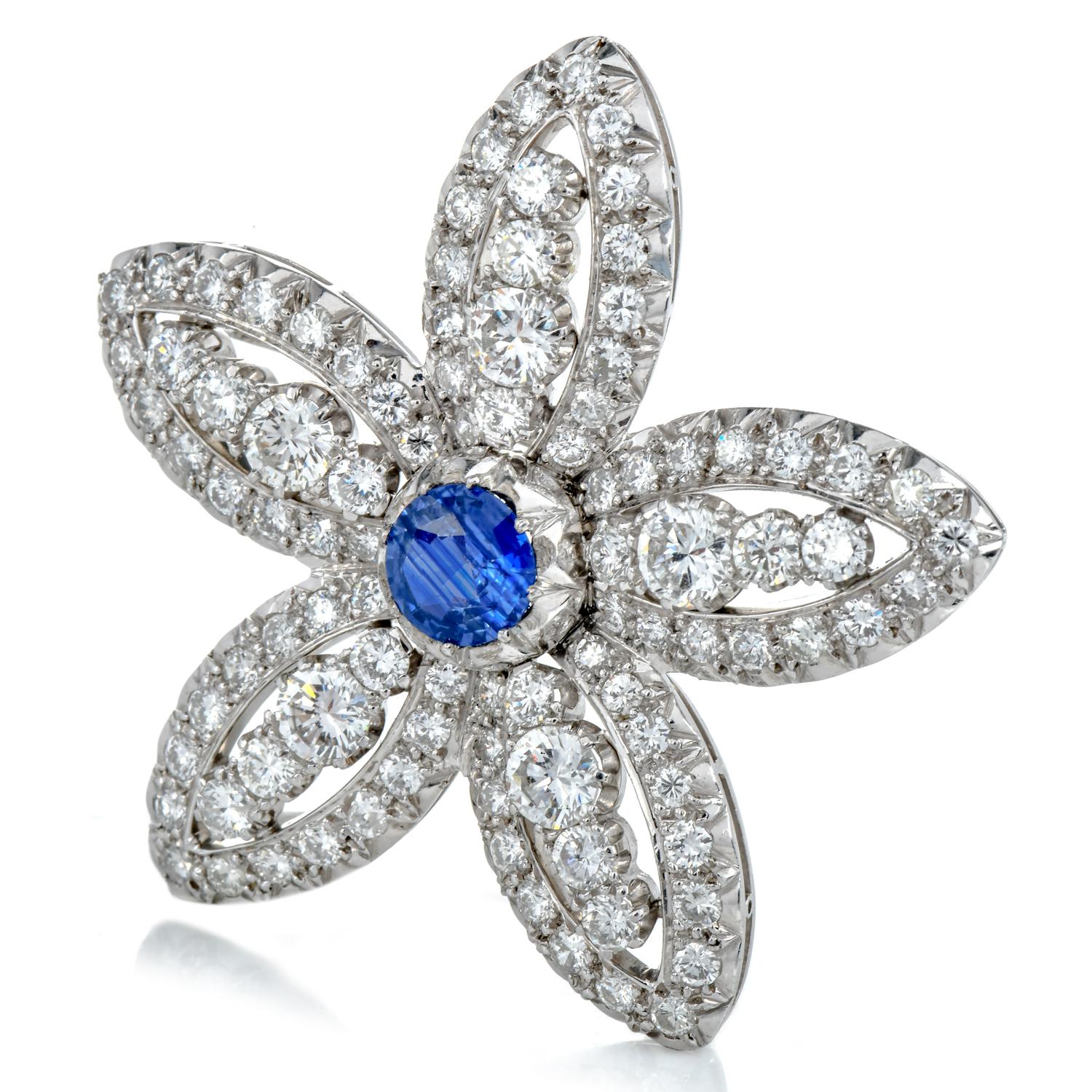 Cette épingle à fleur étoilée en saphir bleu GIA et diamant platine est le complément idéal d'une écharpe ou d'un chemisier.

Réalisée en platine, elle présente un attrait intemporel et une brillance éclatante.

Le point focal de cette pièce est le