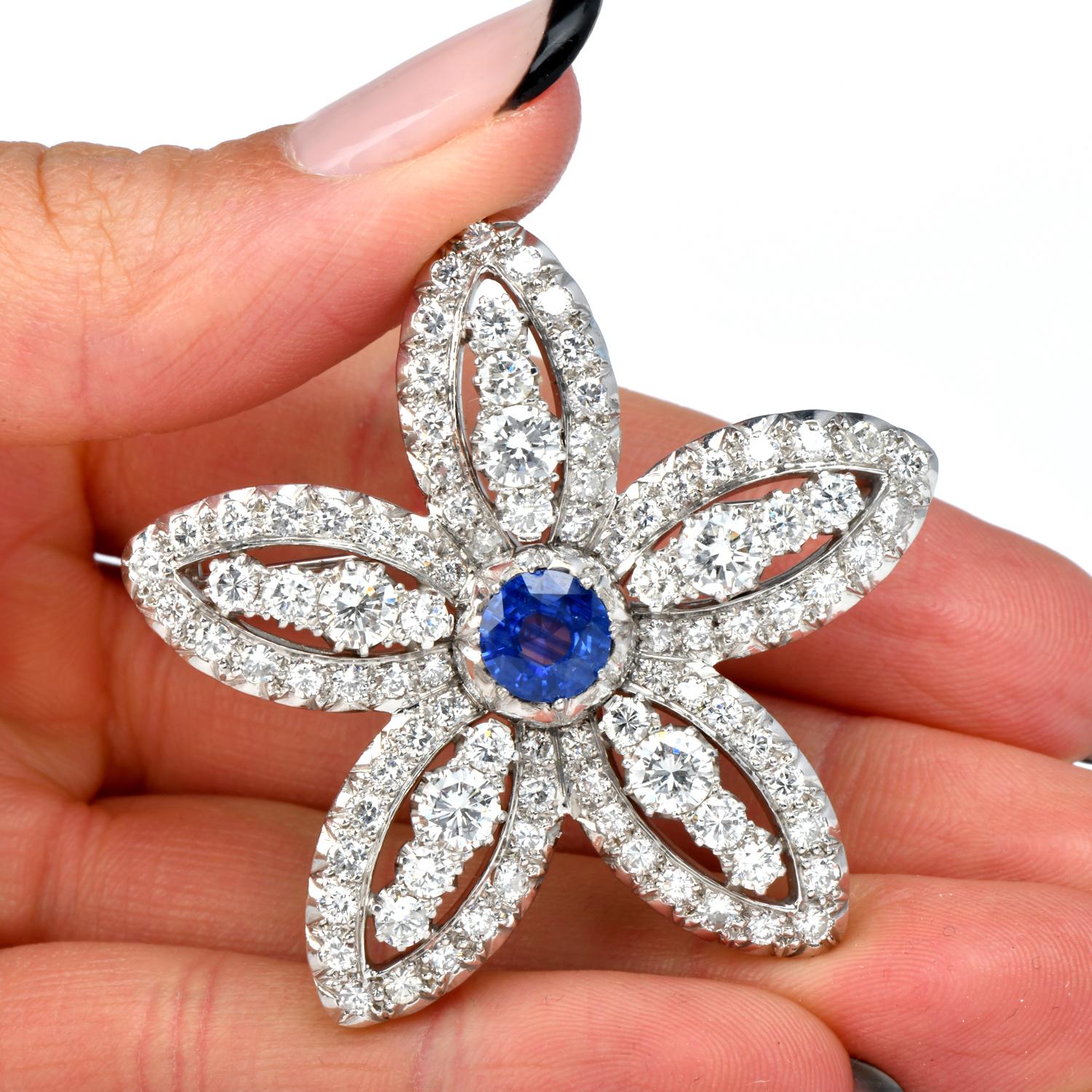 Taille coussin antique Broche vintage GIA saphir bleu diamant platine fleur étoilée en vente