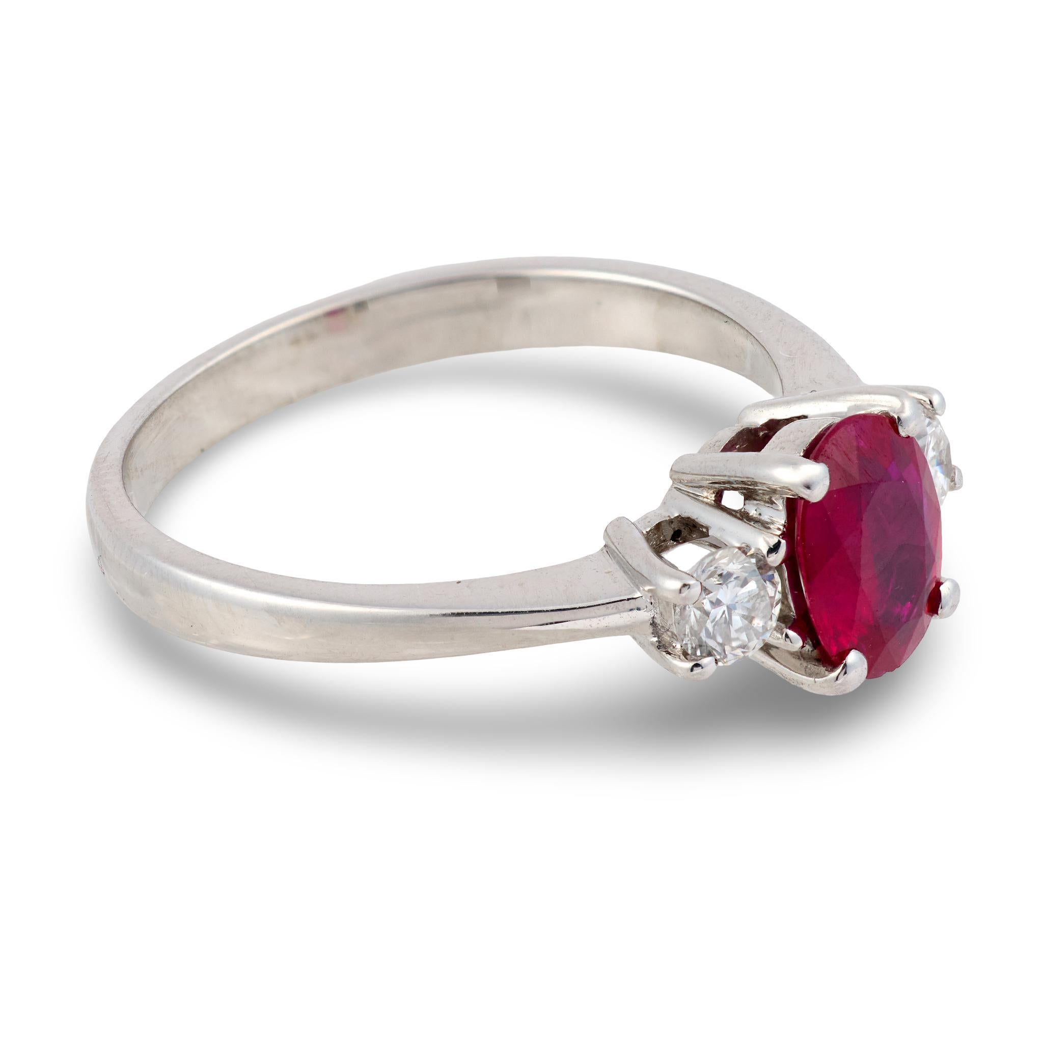 Vintage GIA Burma Rubin Diamant 18k Weißgold Verlobungsring (Ovalschliff) im Angebot