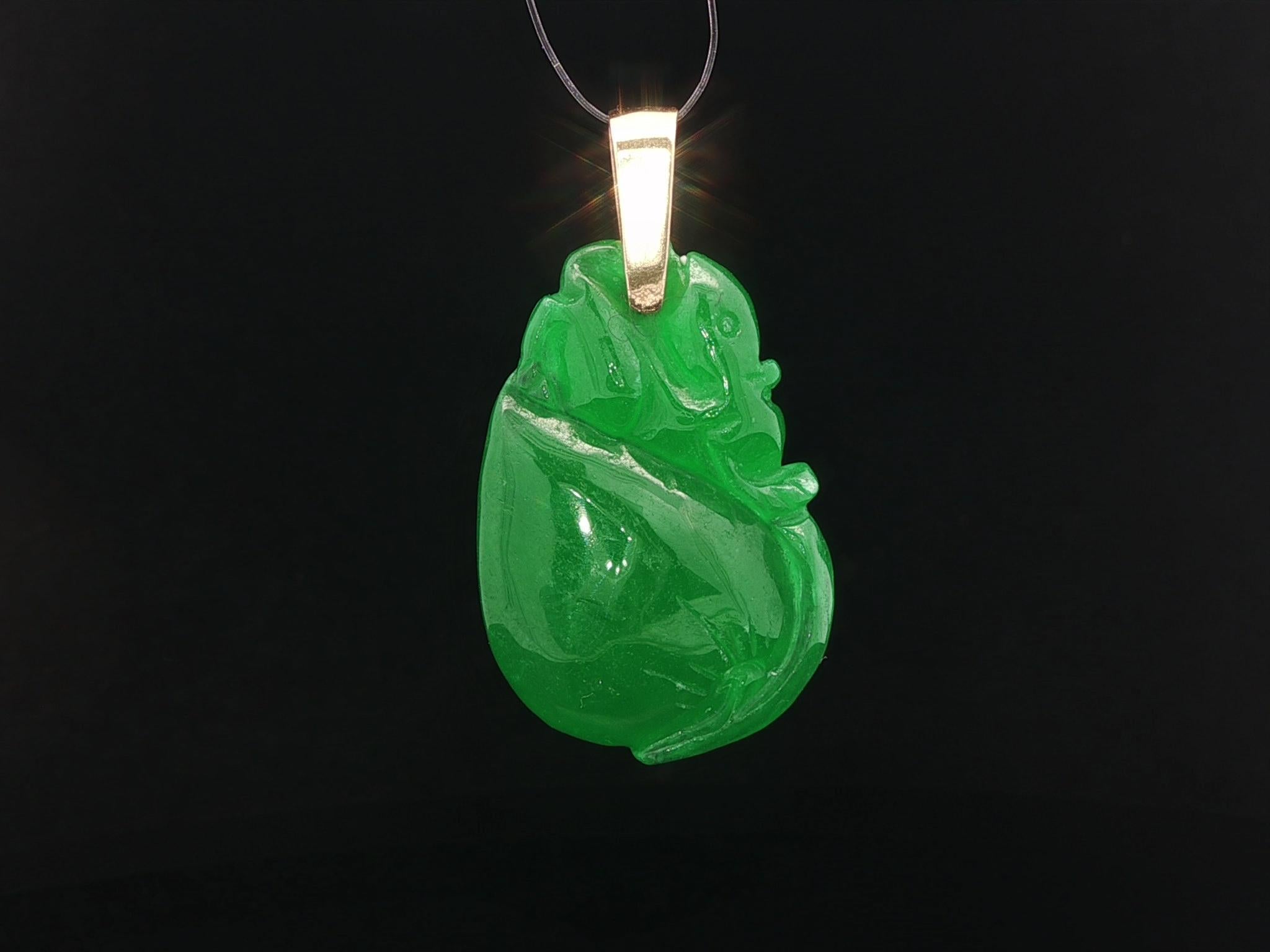 Vintage GIA geschnitzt Apfel grüne Jade Anhänger w / 14k Gelbgold Swivel Bail (Ungeschliffen) im Angebot