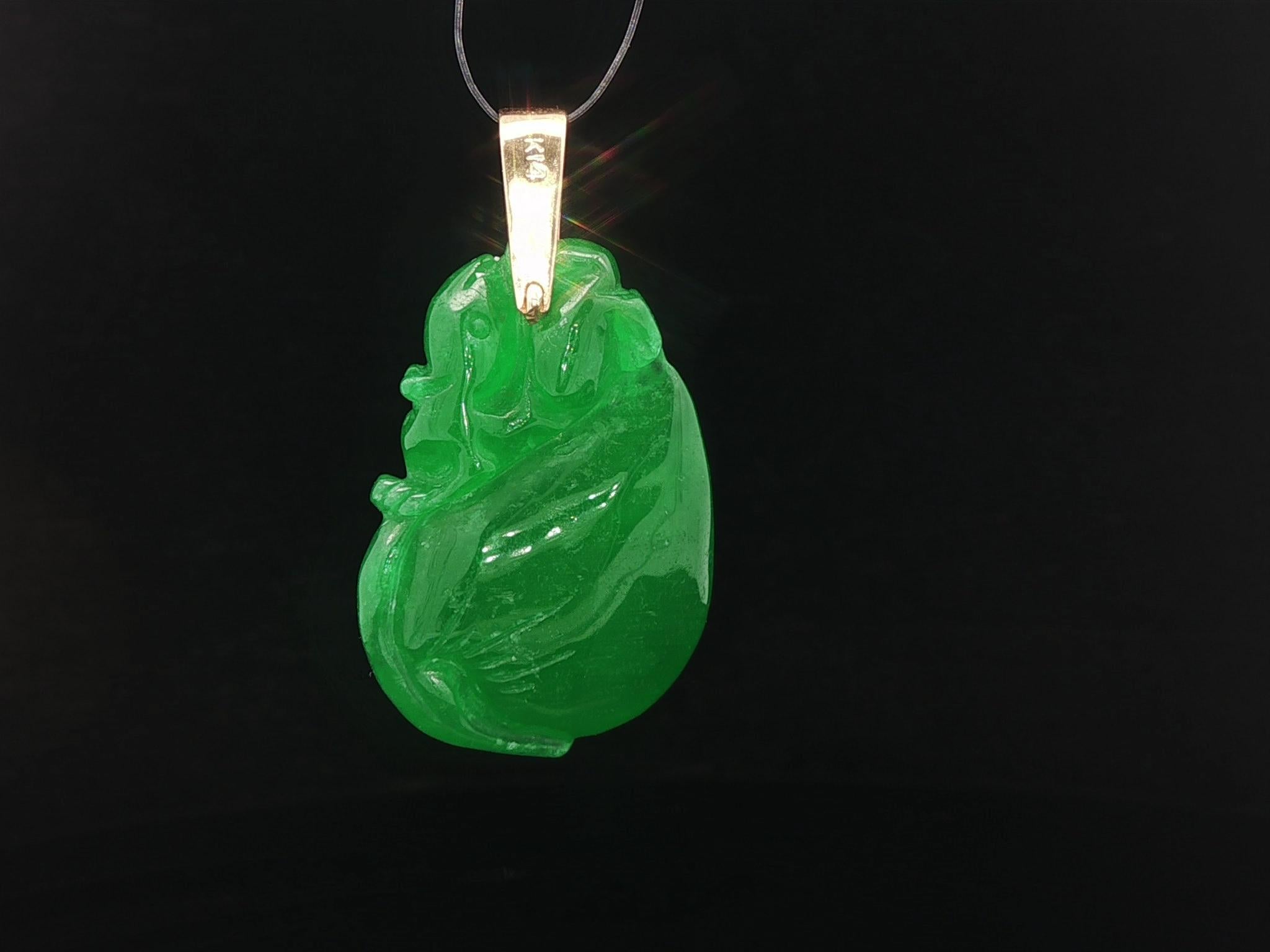 Vintage GIA geschnitzt Apfel grüne Jade Anhänger w / 14k Gelbgold Swivel Bail im Zustand „Gut“ im Angebot in Montclair, NJ