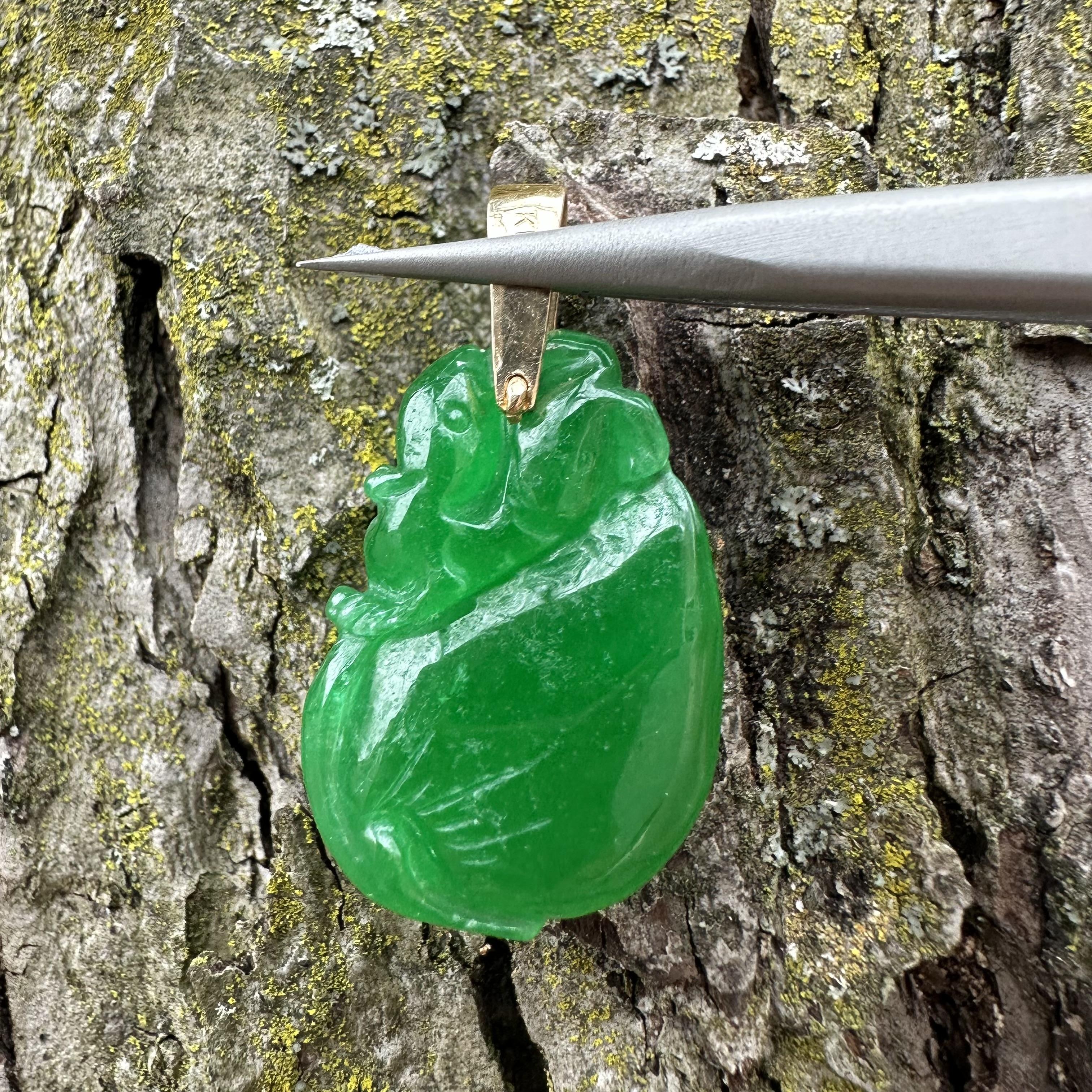 Vintage GIA geschnitzt Apfel grüne Jade Anhänger w / 14k Gelbgold Swivel Bail im Angebot 1