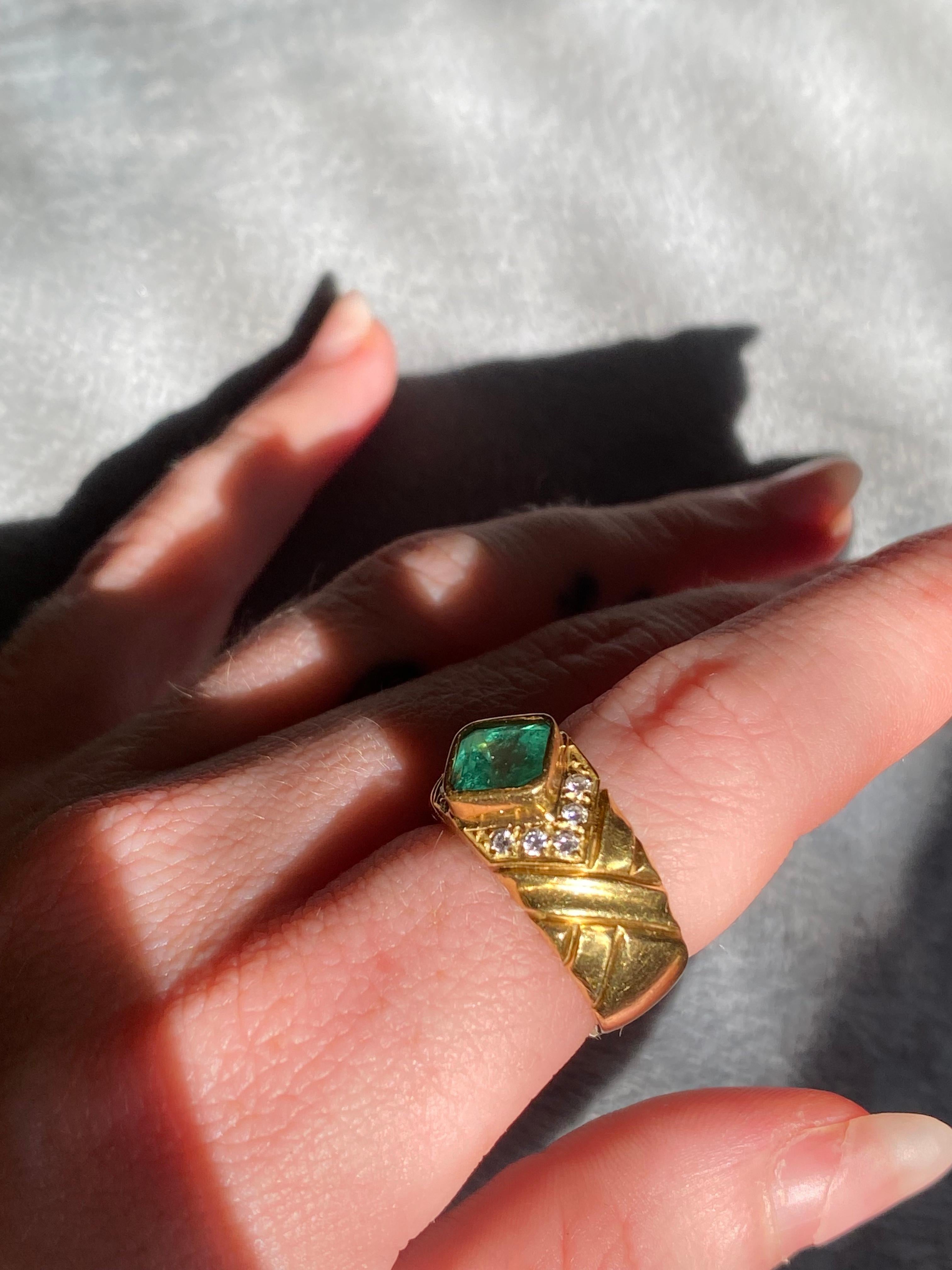 Vintage GIA Certified 1ct Columbian Emerald Bezel Set Ring with diamonds In Good Condition For Sale In Brooklyn, NY