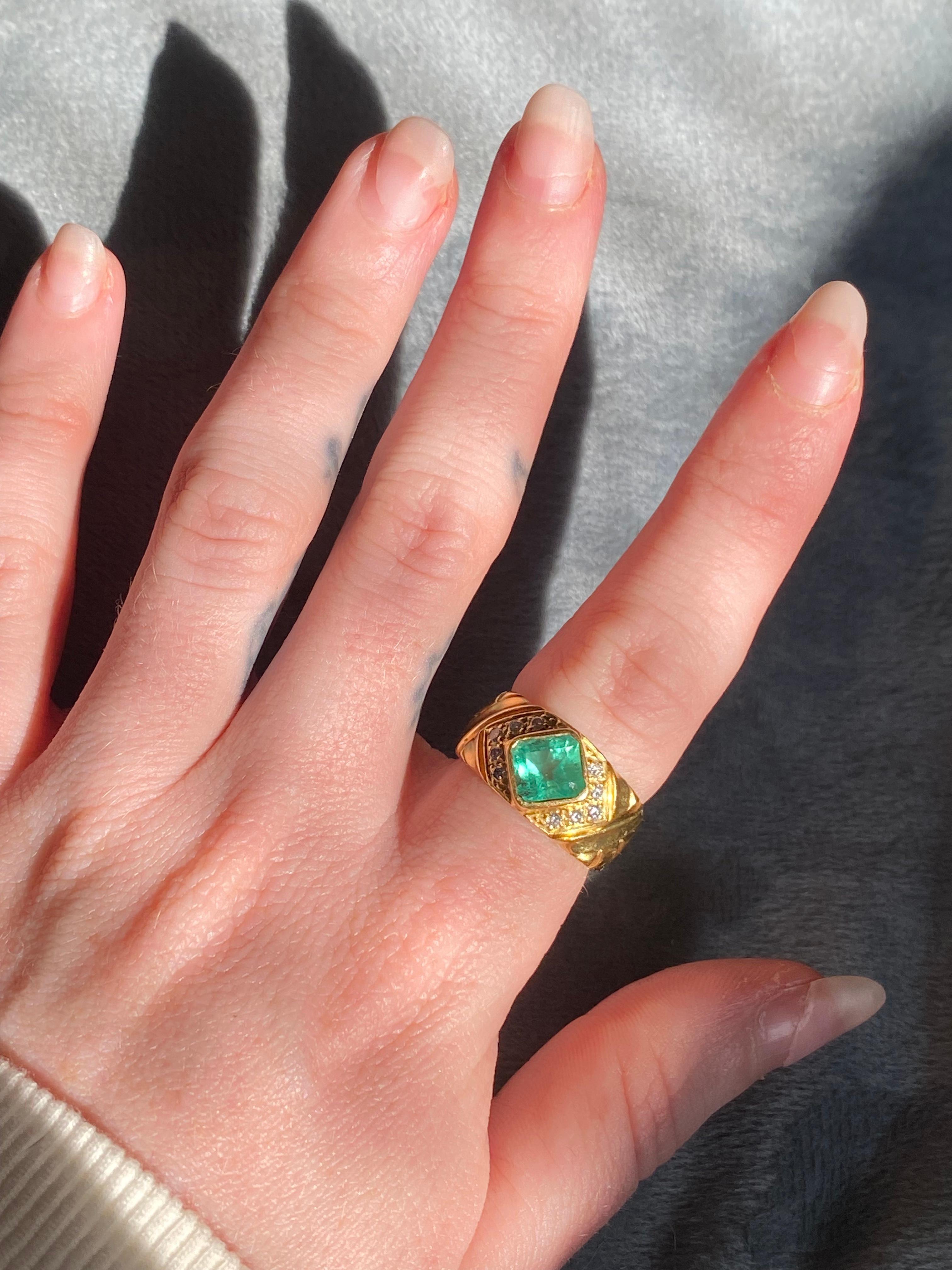 Vintage GIA Certified 1ct Columbian Emerald Bezel Set Ring with diamonds For Sale 1