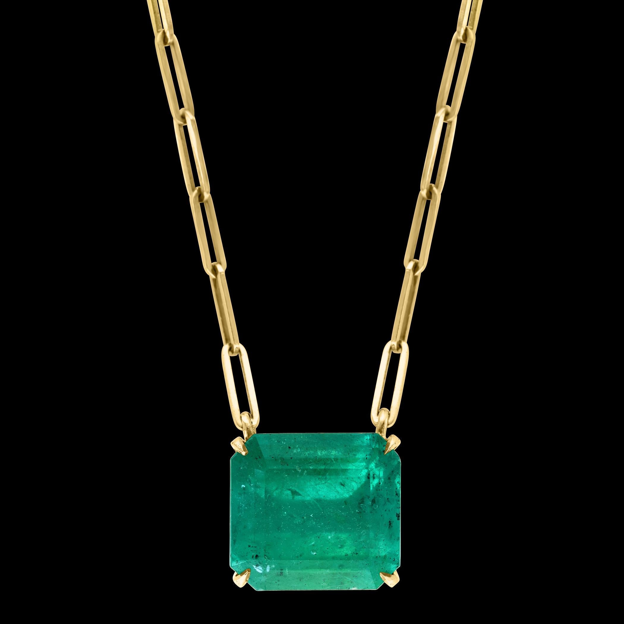 Vintage certificato GIA  peso esatto 19.96 Ct Collana di smeraldi colombiani taglio smeraldo Oro 18 Kt Y
Rapporto GIA # 2235501285
Berillo naturale , Smeraldo , Colombia , F2
La catena è lunga 14 pollici e può essere utilizzata anche con abiti dal