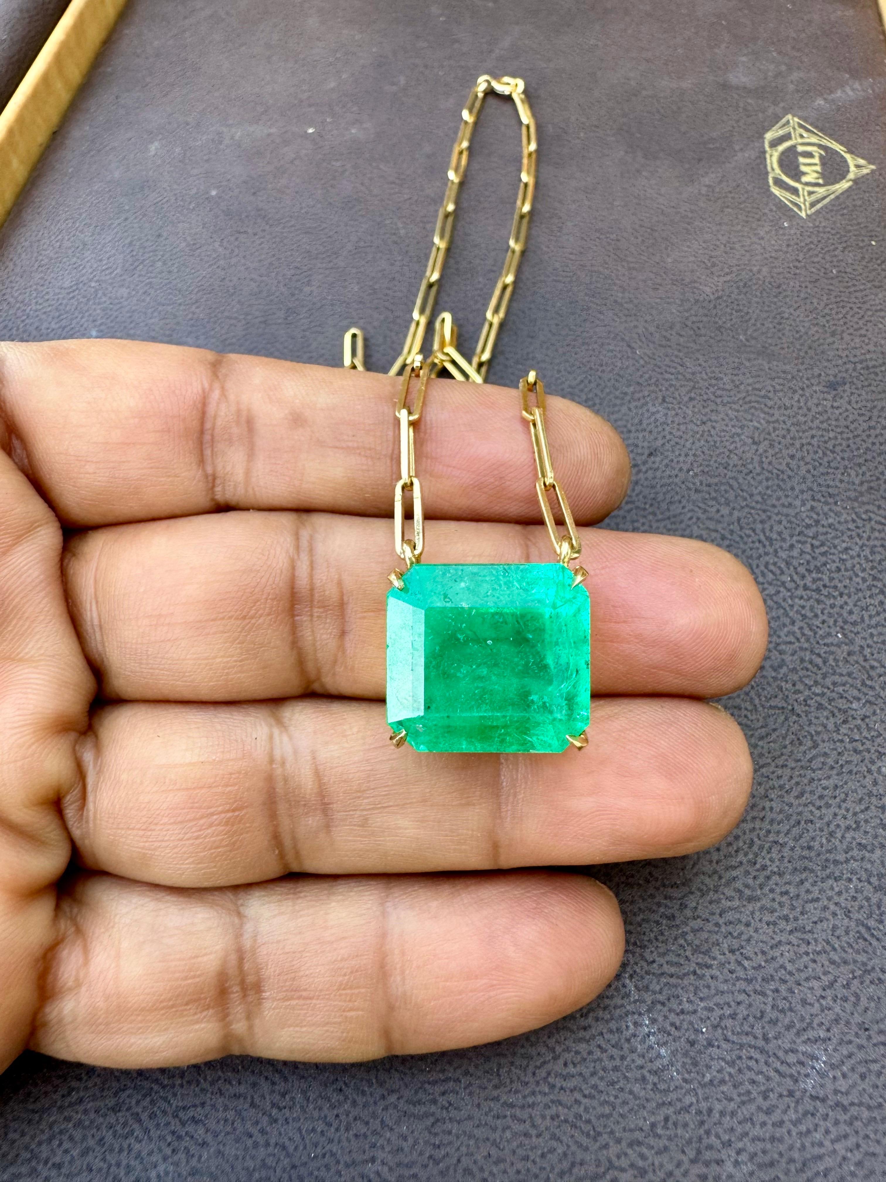 Taglio smeraldo Vintage By Certified 20 Ct Emerald cut Colombian Emerald Collana in oro 18 Kt Y in vendita