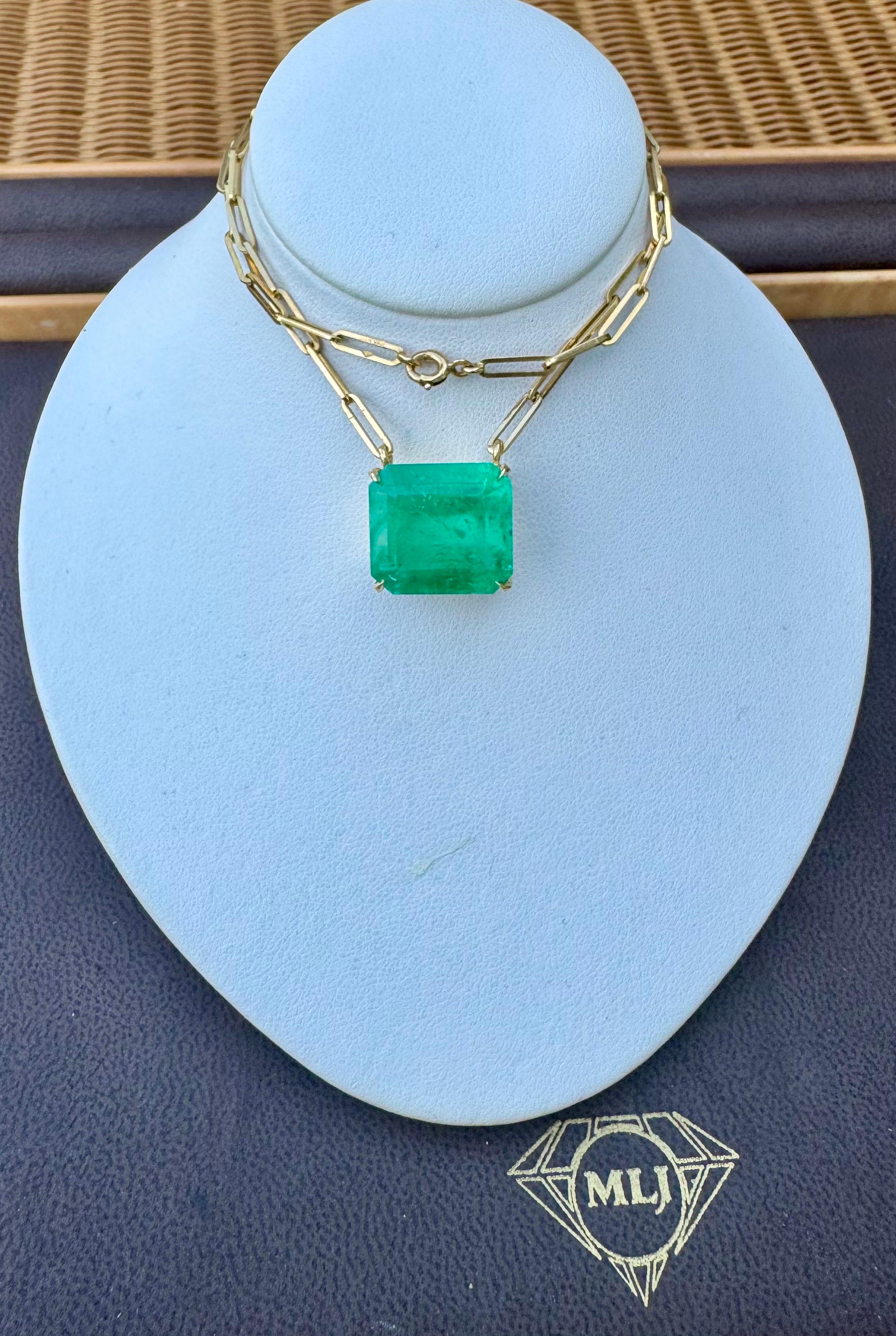 Donna Vintage By Certified 20 Ct Emerald cut Colombian Emerald Collana in oro 18 Kt Y in vendita