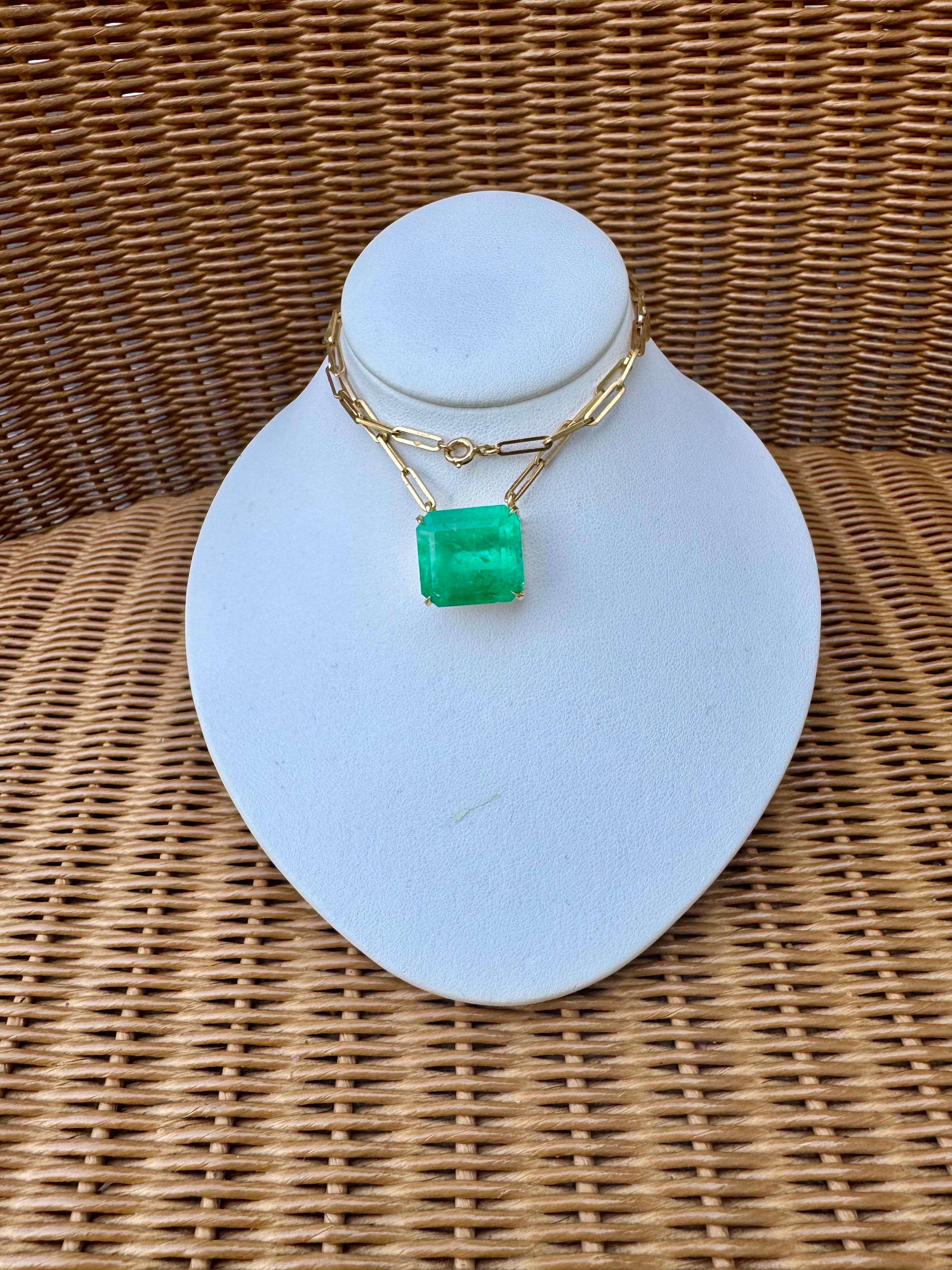 Vintage By Certified 20 Ct Emerald cut Colombian Emerald Collana in oro 18 Kt Y in vendita 3