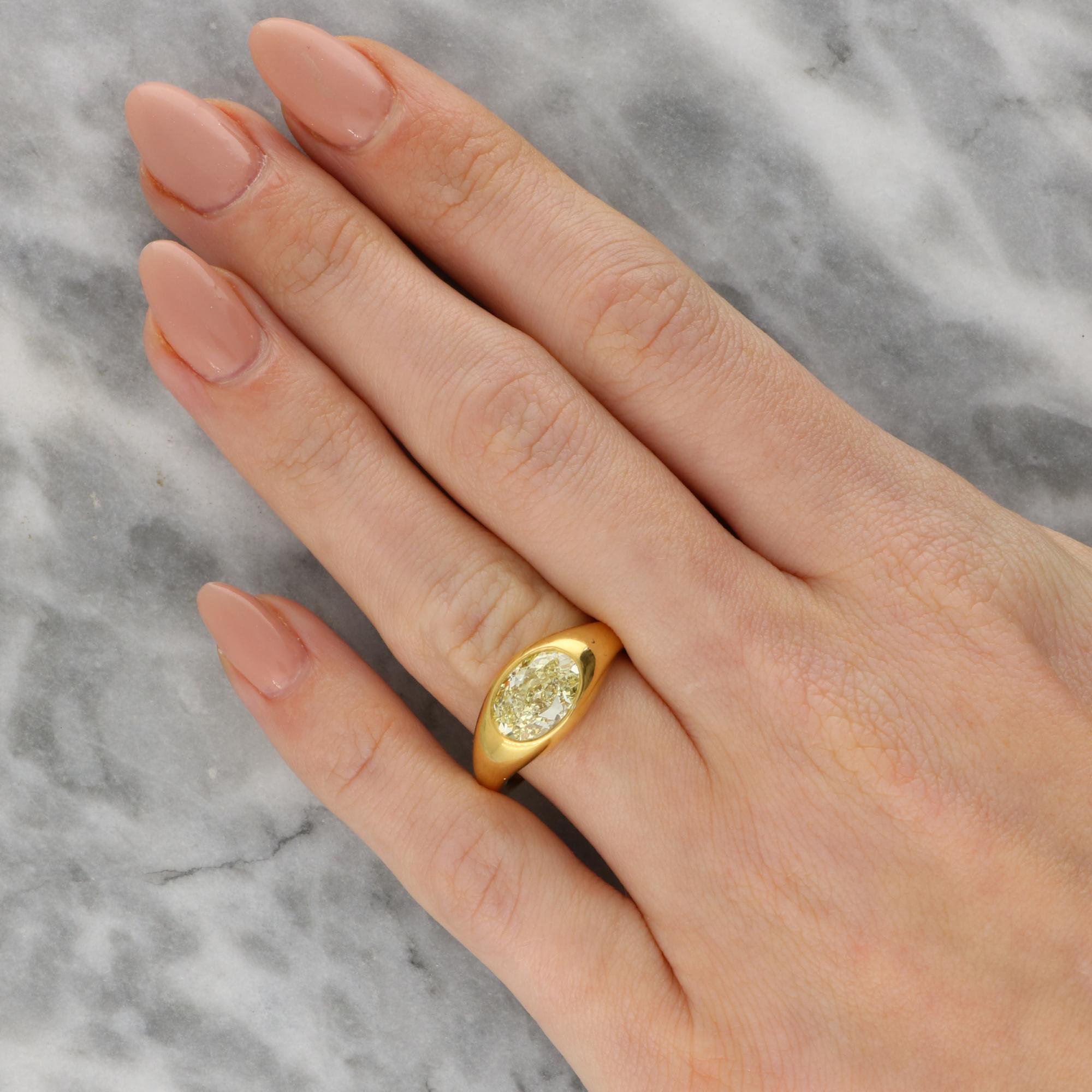 Vintage GIA Certified 2.03ct Fancy Yellow Oval Diamond Bezel Set Ring In Excellent Condition For Sale In London, GB