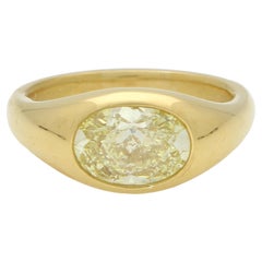 Anello d'epoca certificato GIA con diamante ovale giallo fantasia da 2,03 ct.