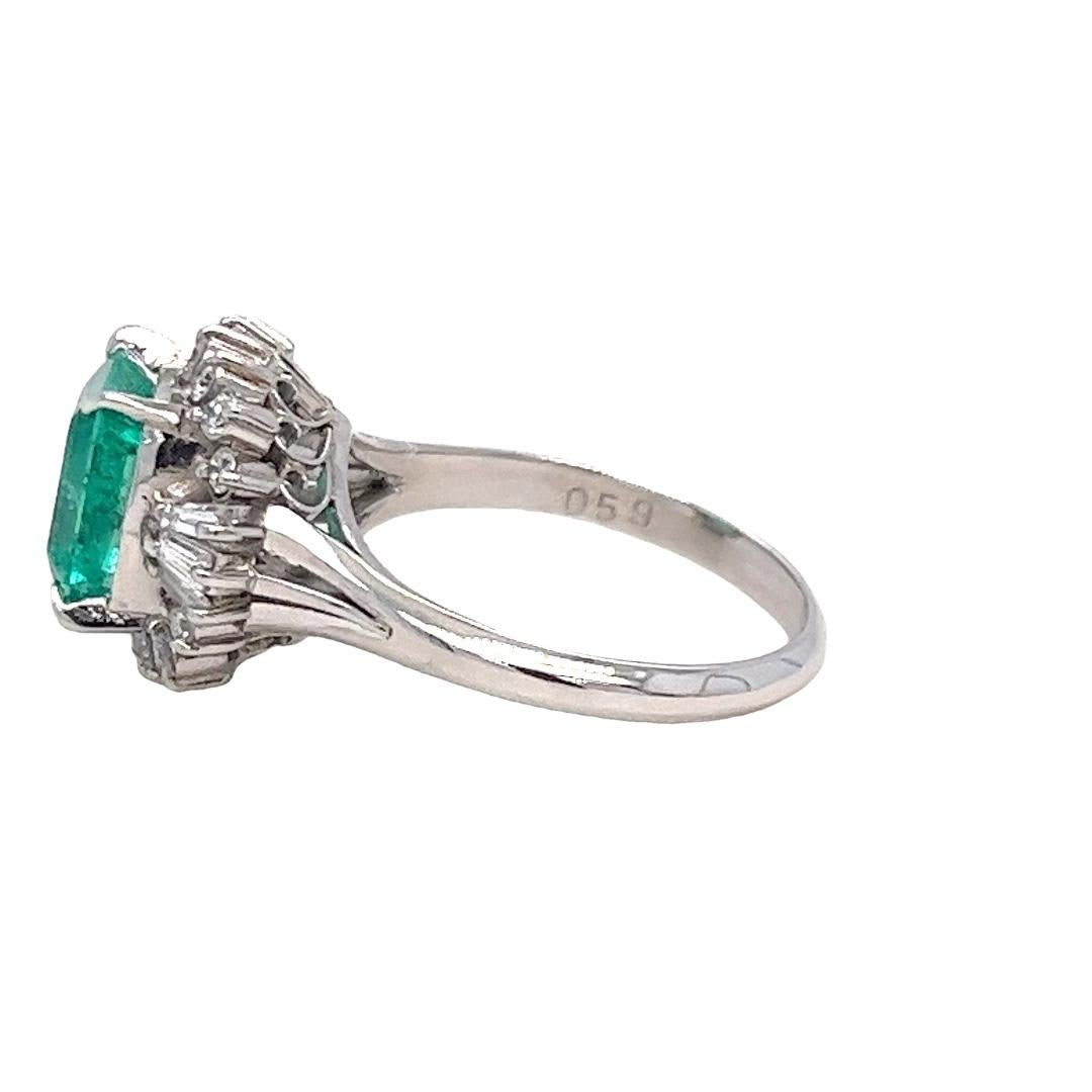 Platinring mit einem kolumbianischen Smaragd im Smaragdschliff von 2,38 Karat, GIA-Güteklasse F1, umgeben von 14 runden Diamanten im Brillantschliff und 6 spitz zulaufenden Diamanten im Baguetteschliff von VS-Reinheit und G-Farbe von insgesamt 0,59