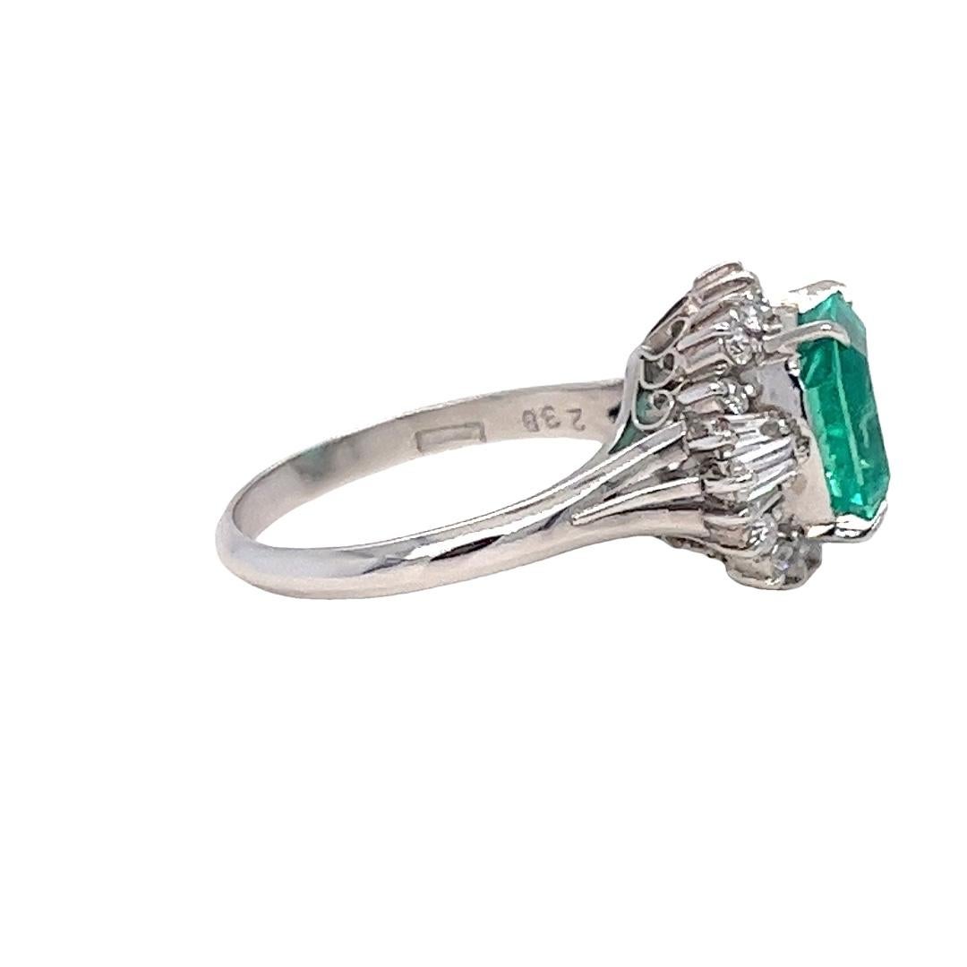 Vintage GIA-zertifizierter 2,38 Karat kolumbianischer Smaragd und Diamant Halo-Ring, Vintage im Zustand „Gut“ im Angebot in Coral Gables, FL