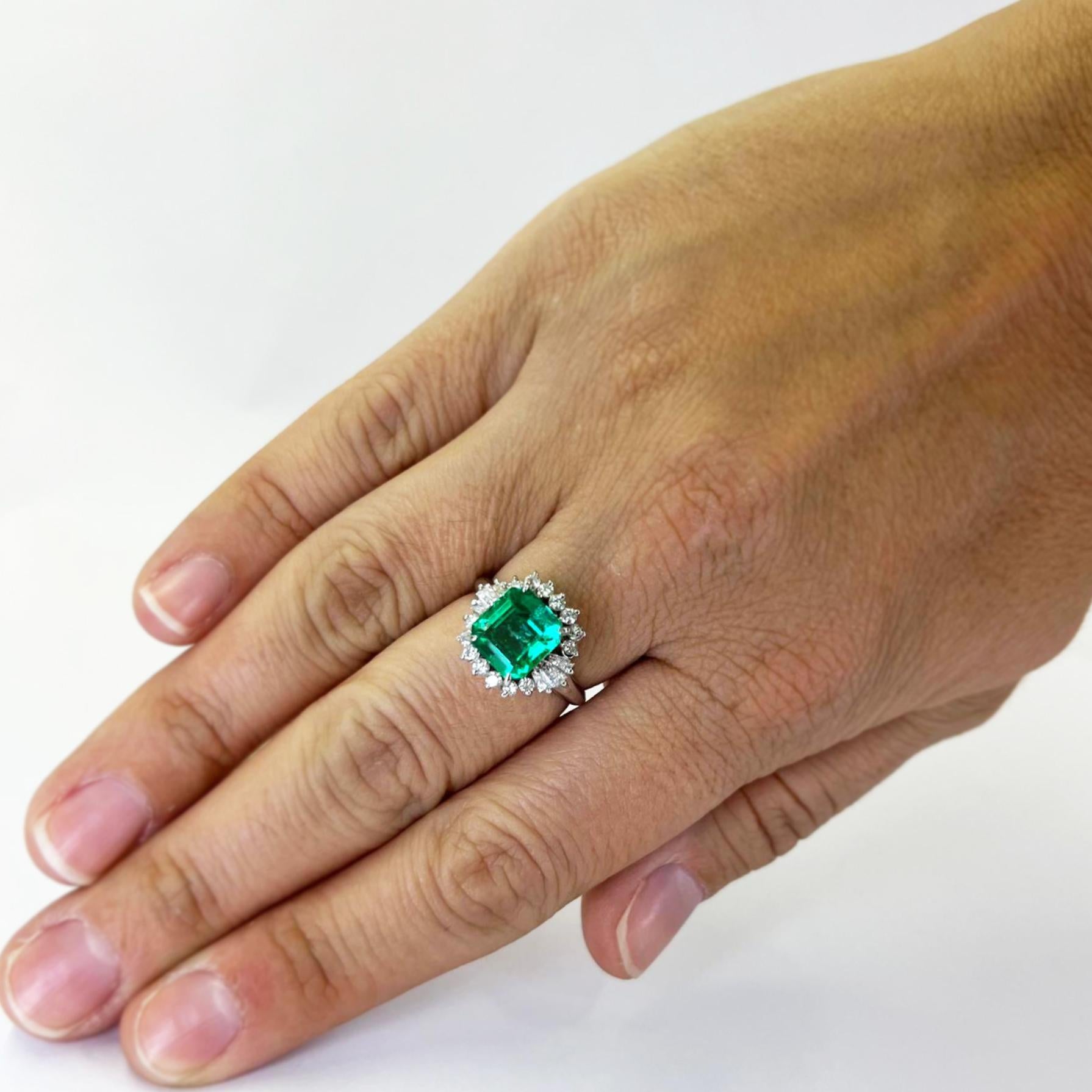 Vintage GIA-zertifizierter 2,38 Karat kolumbianischer Smaragd und Diamant Halo-Ring, Vintage Damen im Angebot