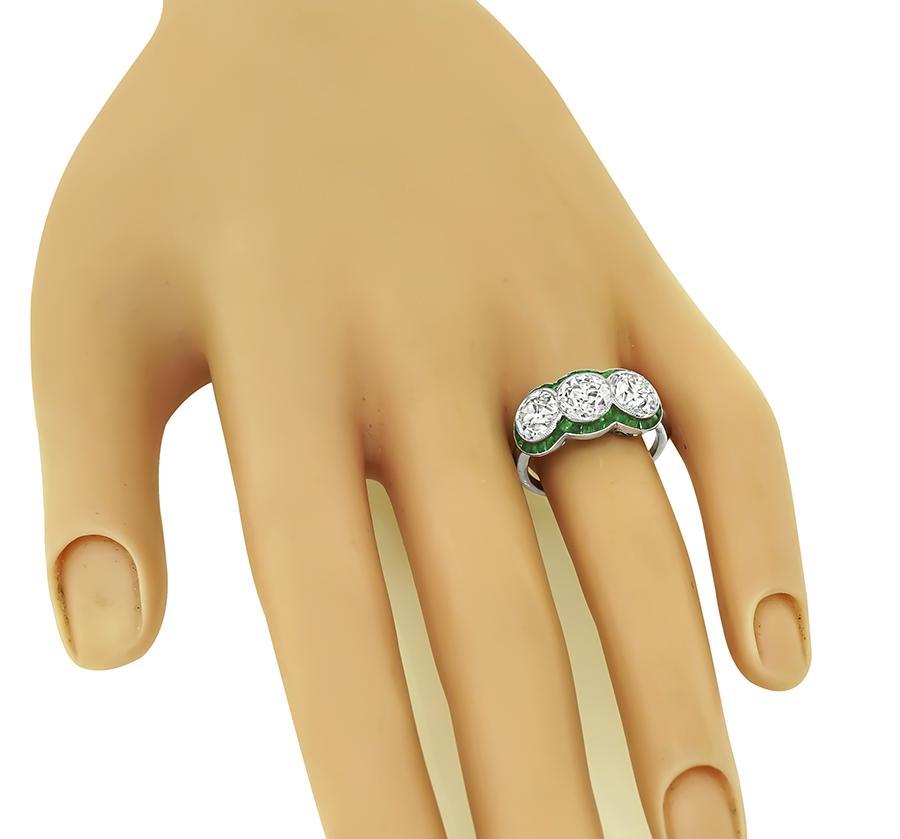 Questo è un incredibile anello di anniversario in platino dell'epoca Art Deco. L'anello è incastonato con tre scintillanti diamanti taglio vecchio europeo certificati GIA del peso di 1,16ct, 1,03ct e 1,11ct. Il colore di questi diamanti è K con