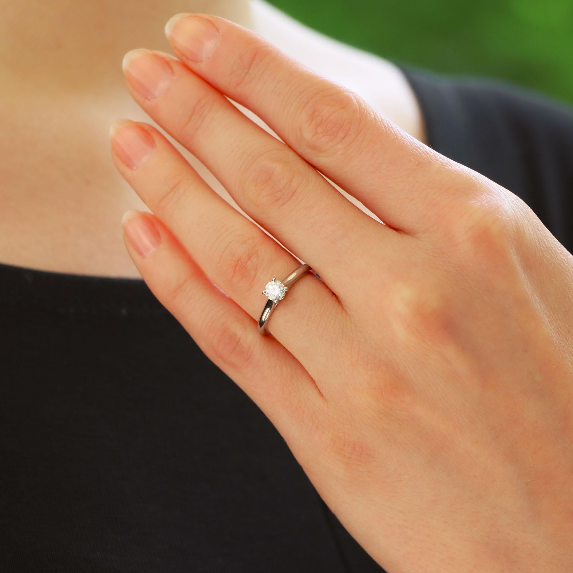Precioso anillo Cartier vintage de diamante redondo talla brillante con certificado GIA, engastado en platino.

Perteneciente a la actual colección 