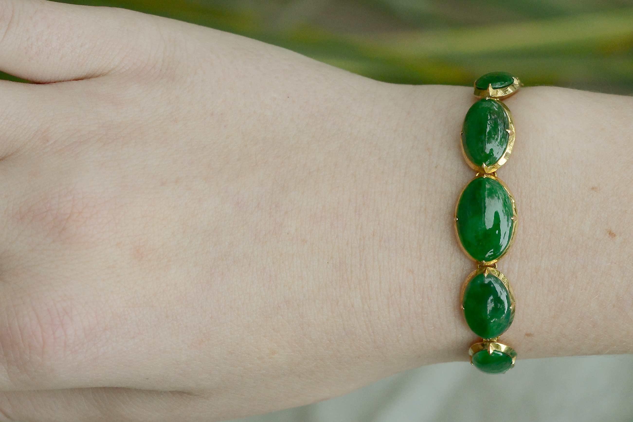 Ein aufwändiges Armband aus 14 Karat Gelbgold und Jadeit. Die begehrte Imperial-Jade vom Typ A