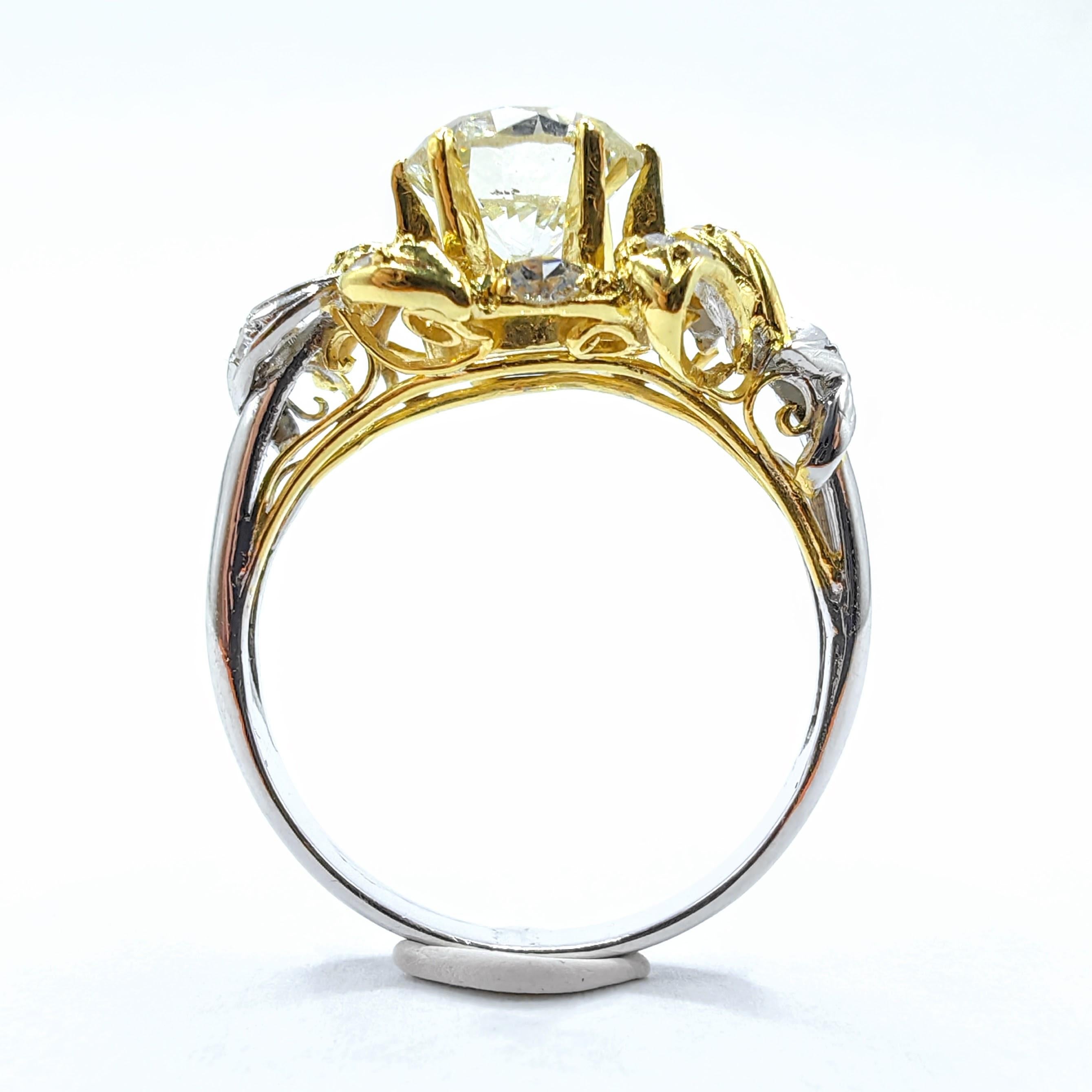 Vintage GIA Certified Round Cut Diamond Floral Motif 18k Two-Tone Gold Ring In condizioni ottime in vendita a Wan Chai District, HK