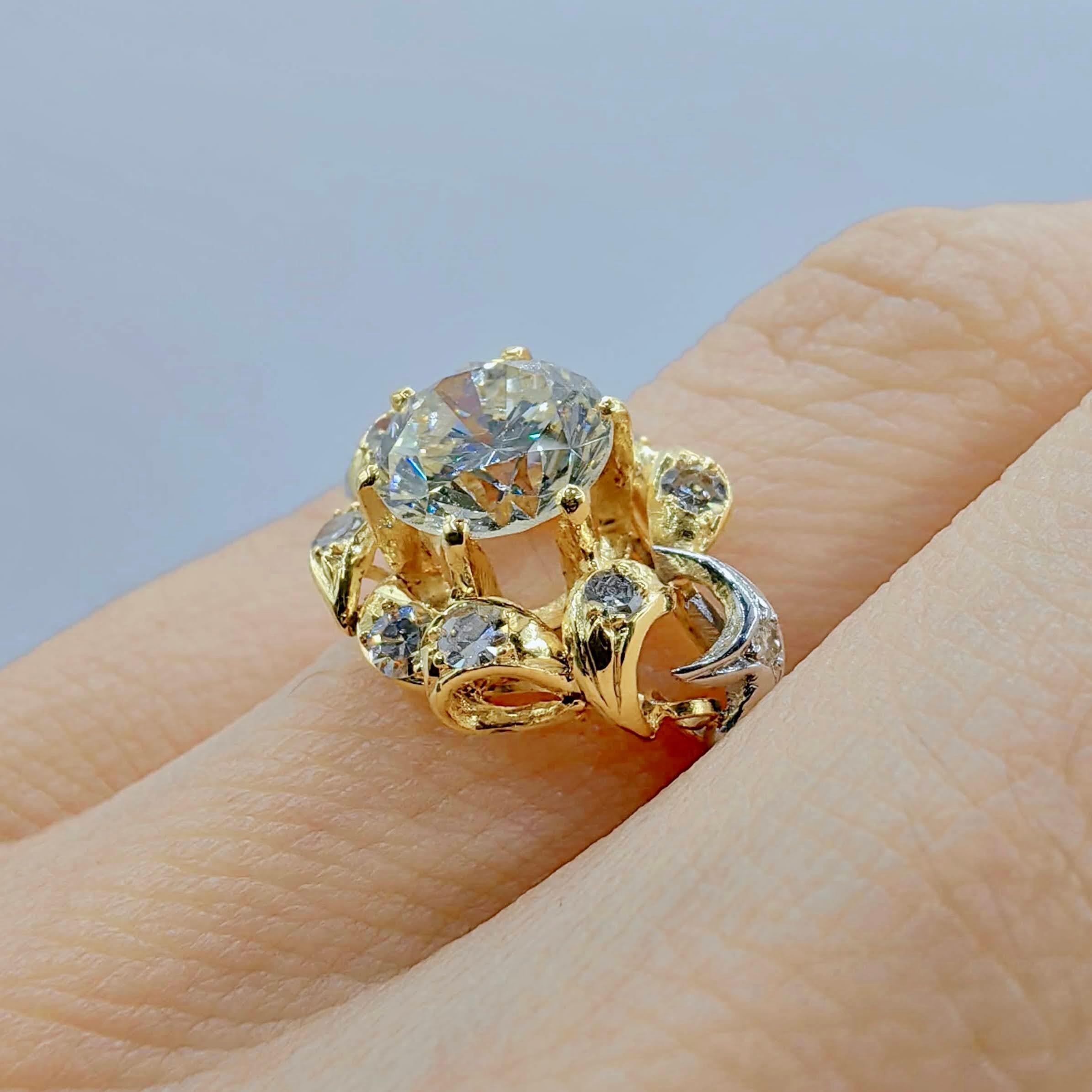 Uomo Vintage GIA Certified Round Cut Diamond Floral Motif 18k Two-Tone Gold Ring in vendita