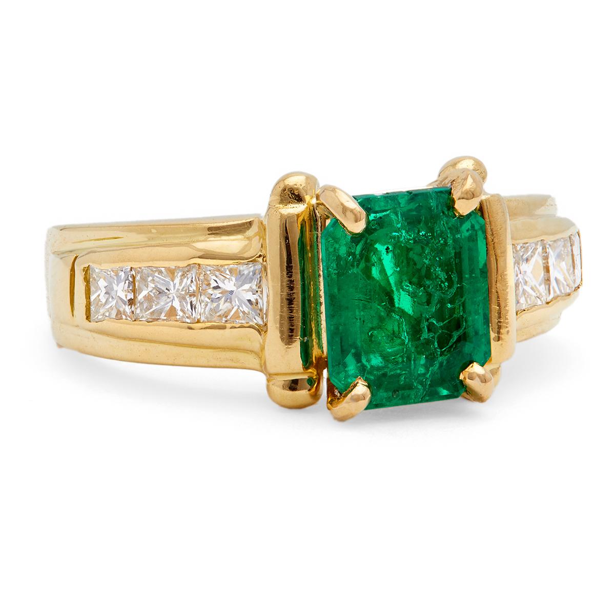 Women's or Men's Vintage GIA Colombian Emerald and Diamond 18k Yellow Gold Ring For Sale