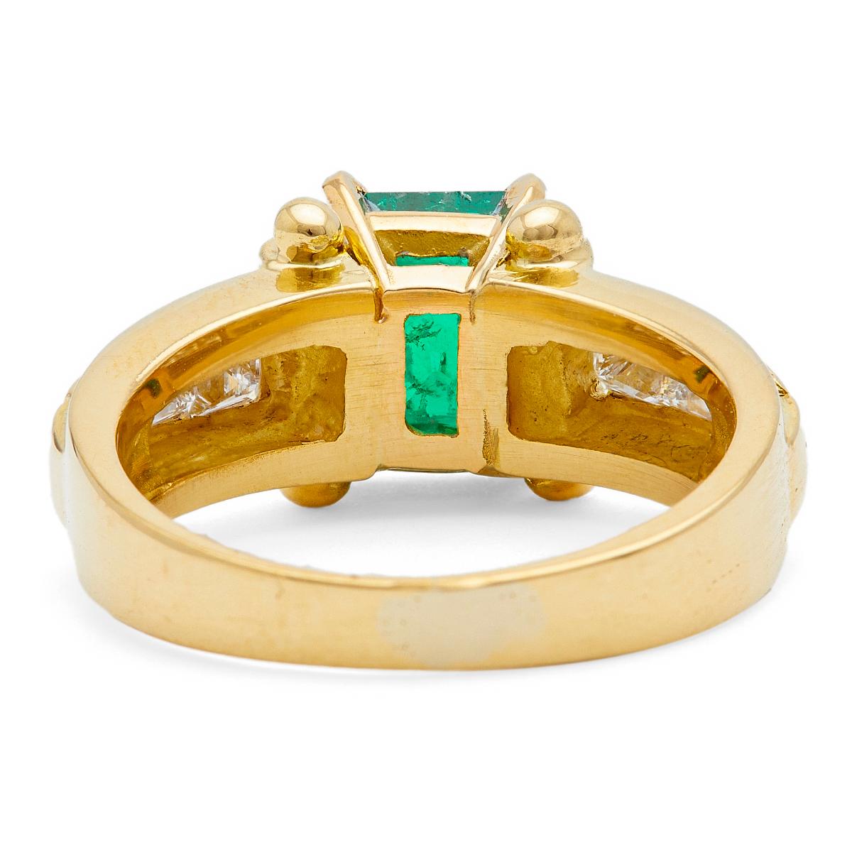 Vintage GIA Colombian Emerald and Diamond 18k Yellow Gold Ring For Sale 1
