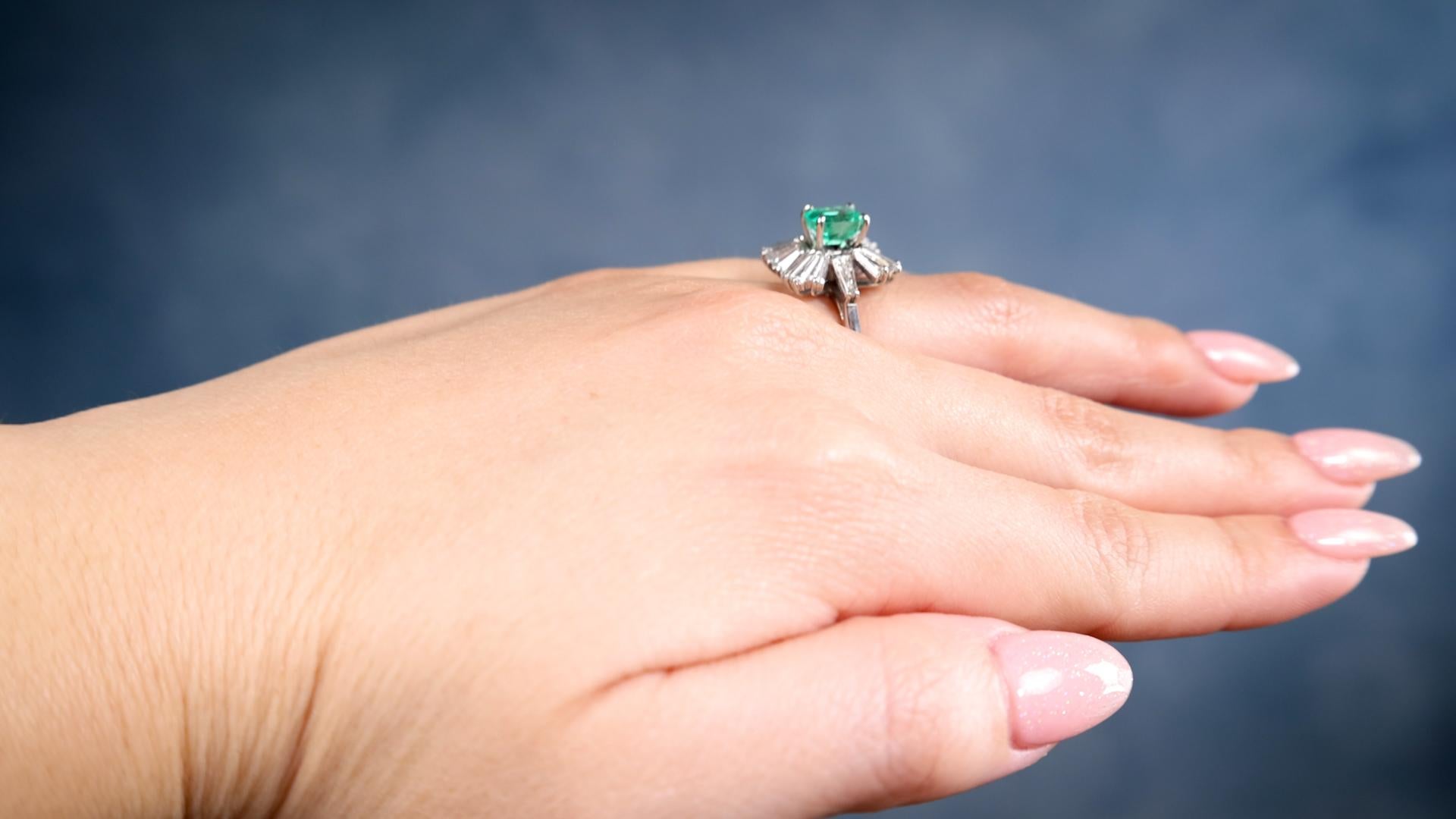 Vintage GIA Colombian Emerald Diamond Platinum Ballerina Cocktail Ring In Good Condition For Sale In Beverly Hills, CA