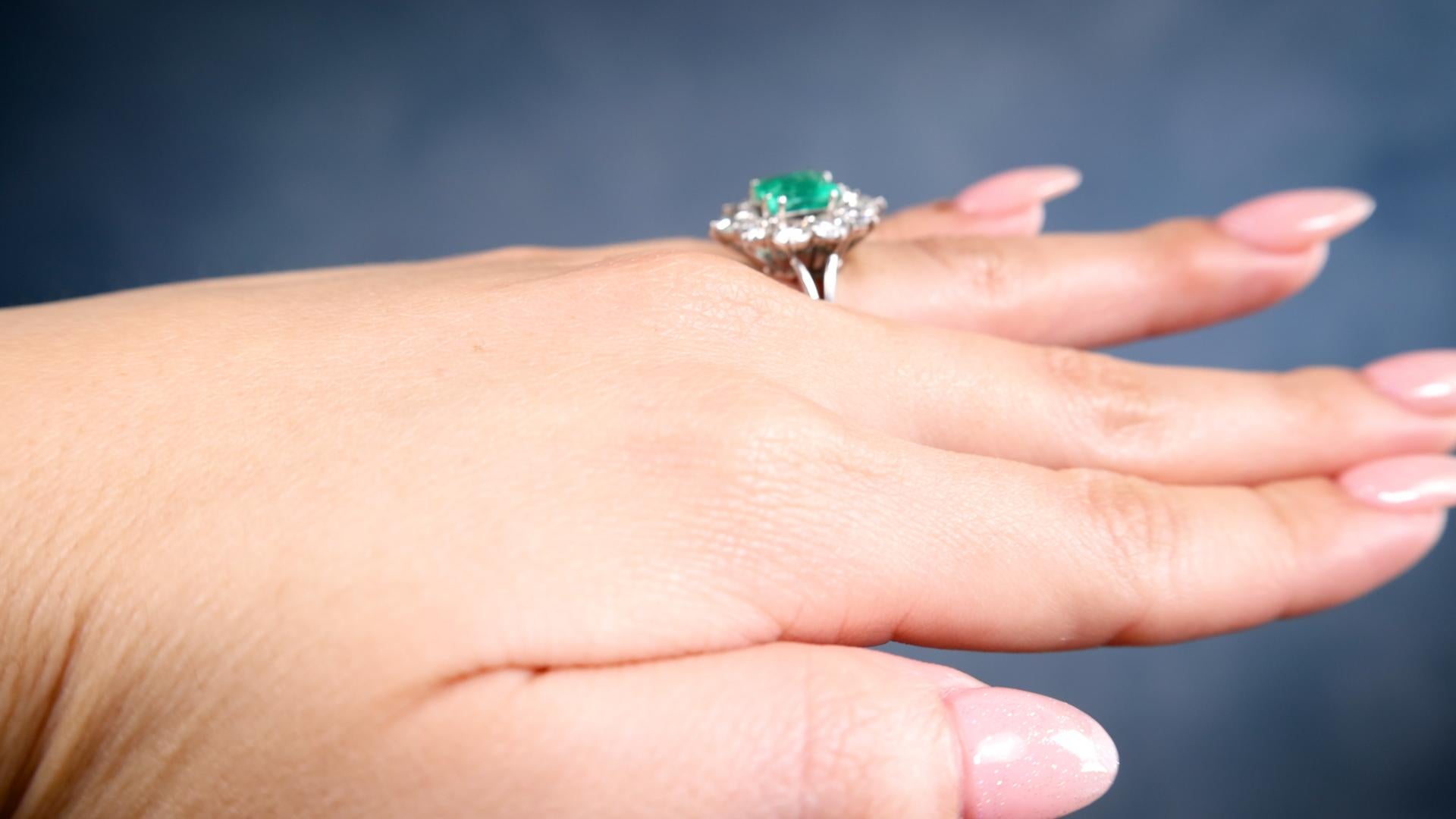 Vintage GIA kolumbianischer Smaragd-Diamant-Platin-Cluster-Ring, Vintage im Zustand „Gut“ im Angebot in Beverly Hills, CA