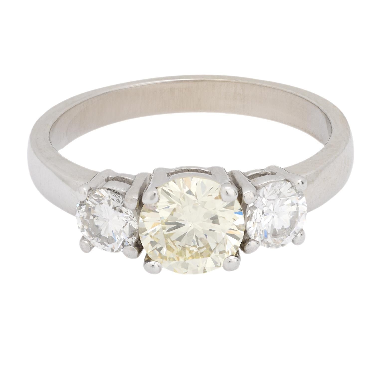 Moderne Bague de fiançailles vintage à trois pierres en or blanc 14 carats avec diamants GIA en vente