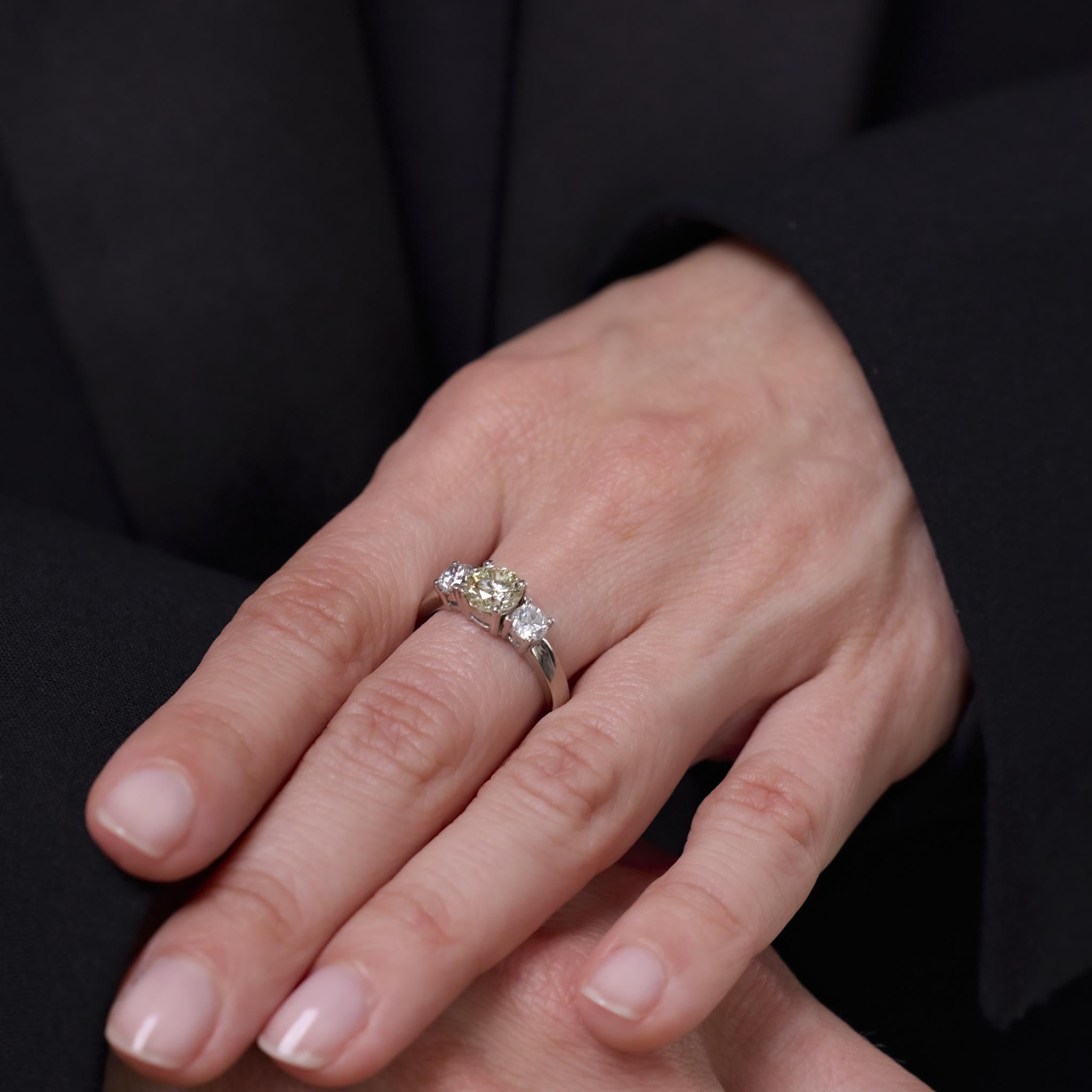Taille brillant Bague de fiançailles vintage à trois pierres en or blanc 14 carats avec diamants GIA en vente