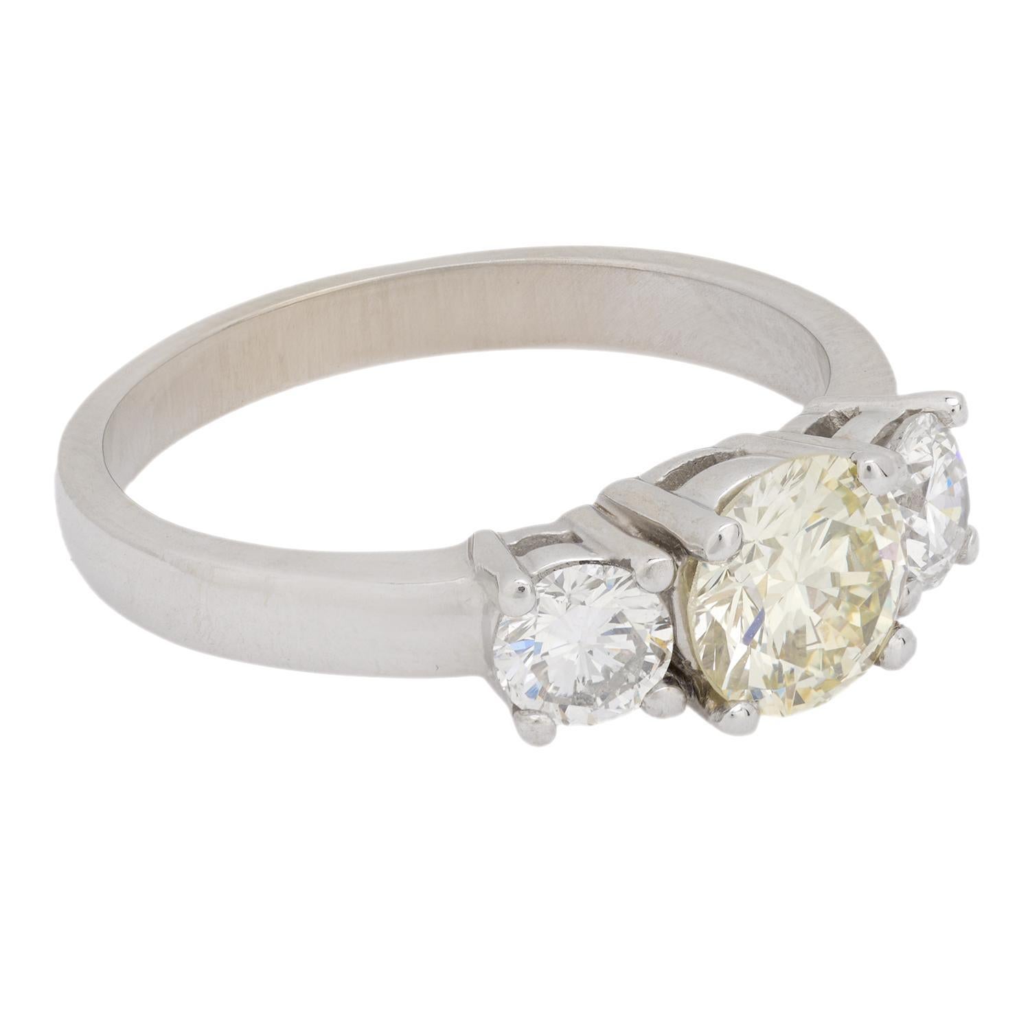 Bague de fiançailles vintage à trois pierres en or blanc 14 carats avec diamants GIA Bon état - En vente à Beverly Hills, CA