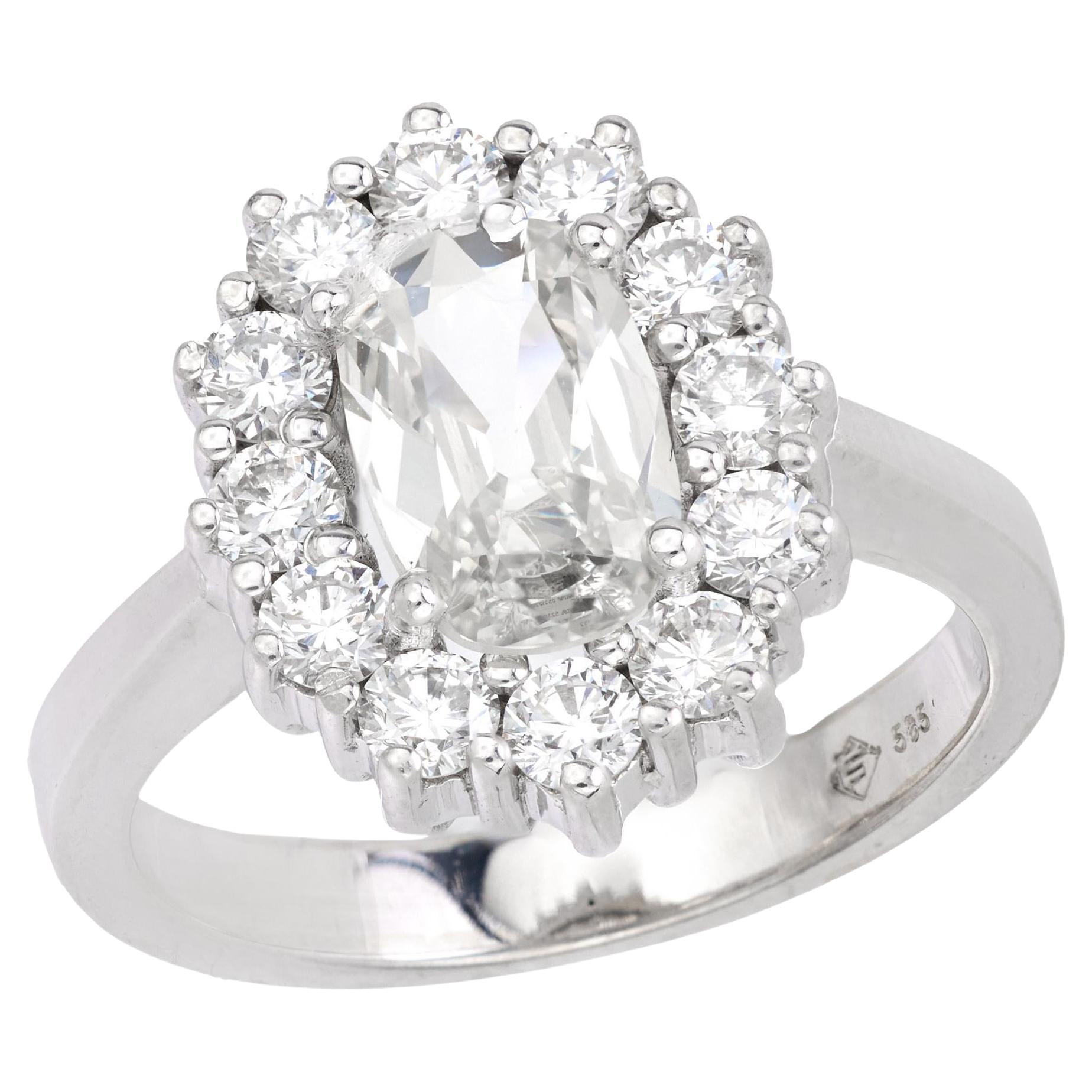Anello a grappolo d'epoca GIA con diamante di vecchia miniera allungato in oro bianco 14k