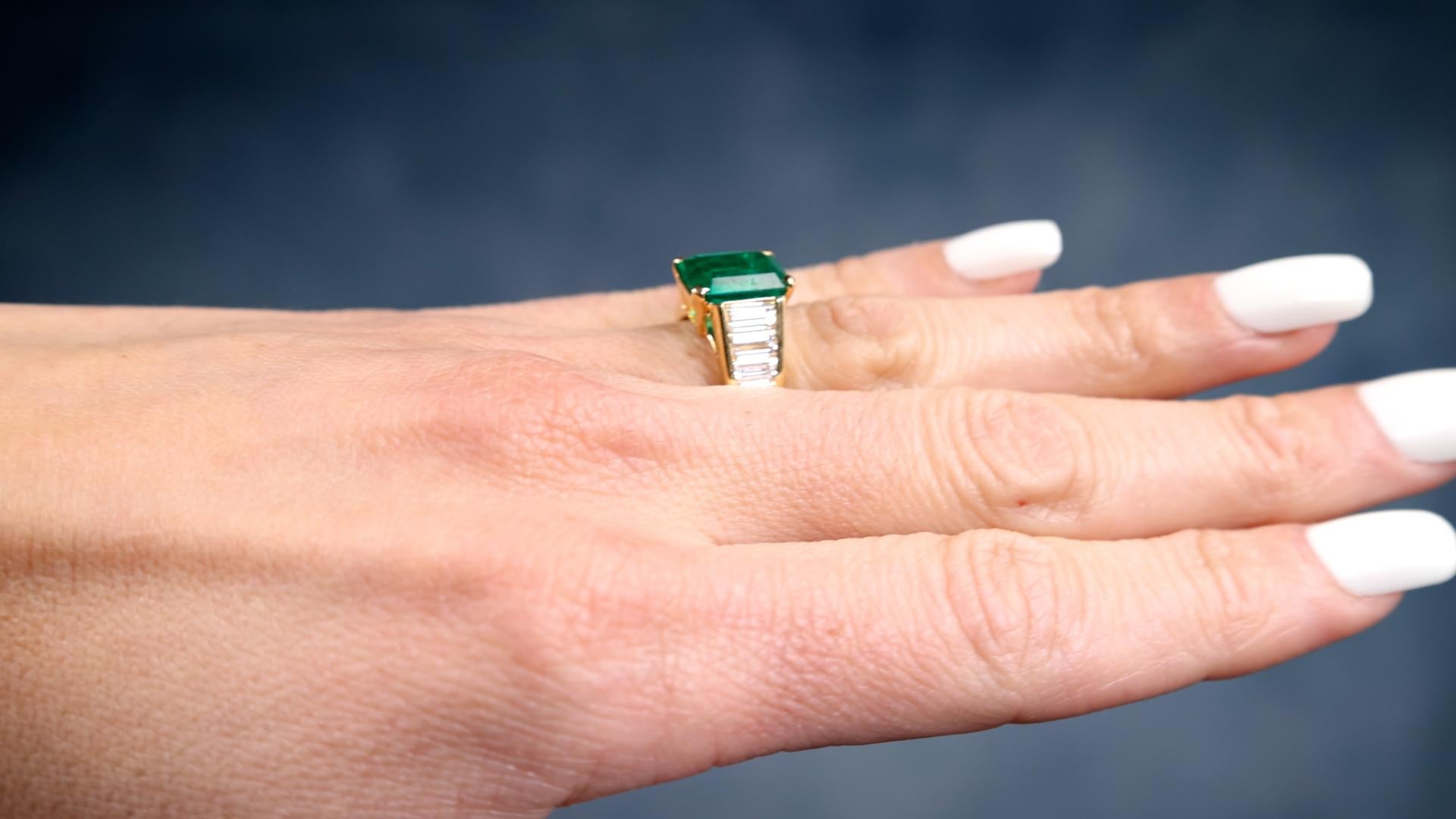 Vintage GIA 3.78 Carat Colombian Emerald and Diamond 18k Yellow Gold Ring In Good Condition In Beverly Hills, CA