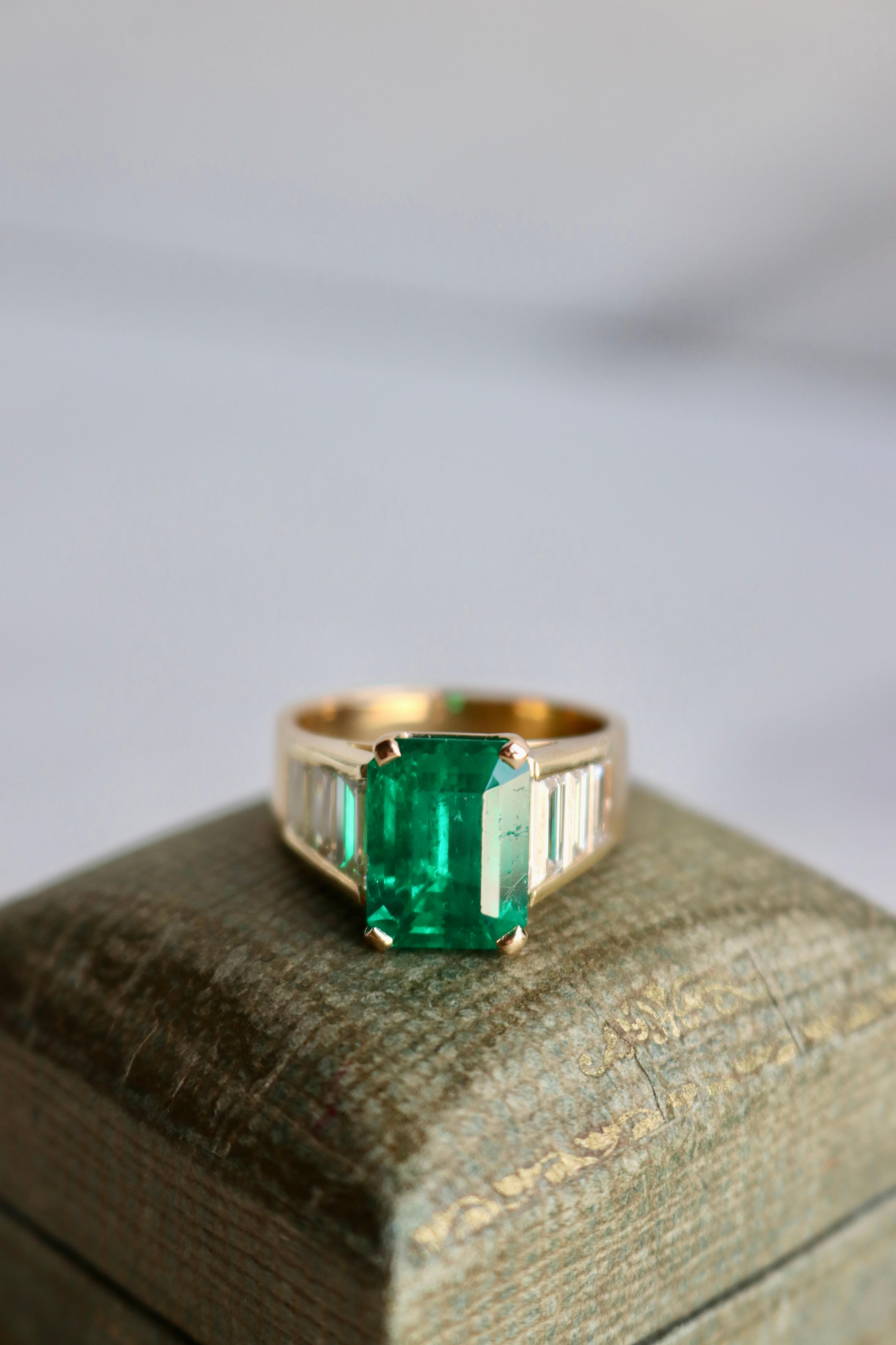 Vintage GIA 3.78 Carat Colombian Emerald and Diamond 18k Yellow Gold Ring 1