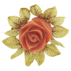 Broche vintage à épingle en corail rose sculpté sans teinture GIA avec cadre à feuilles texturé en or 18 carats