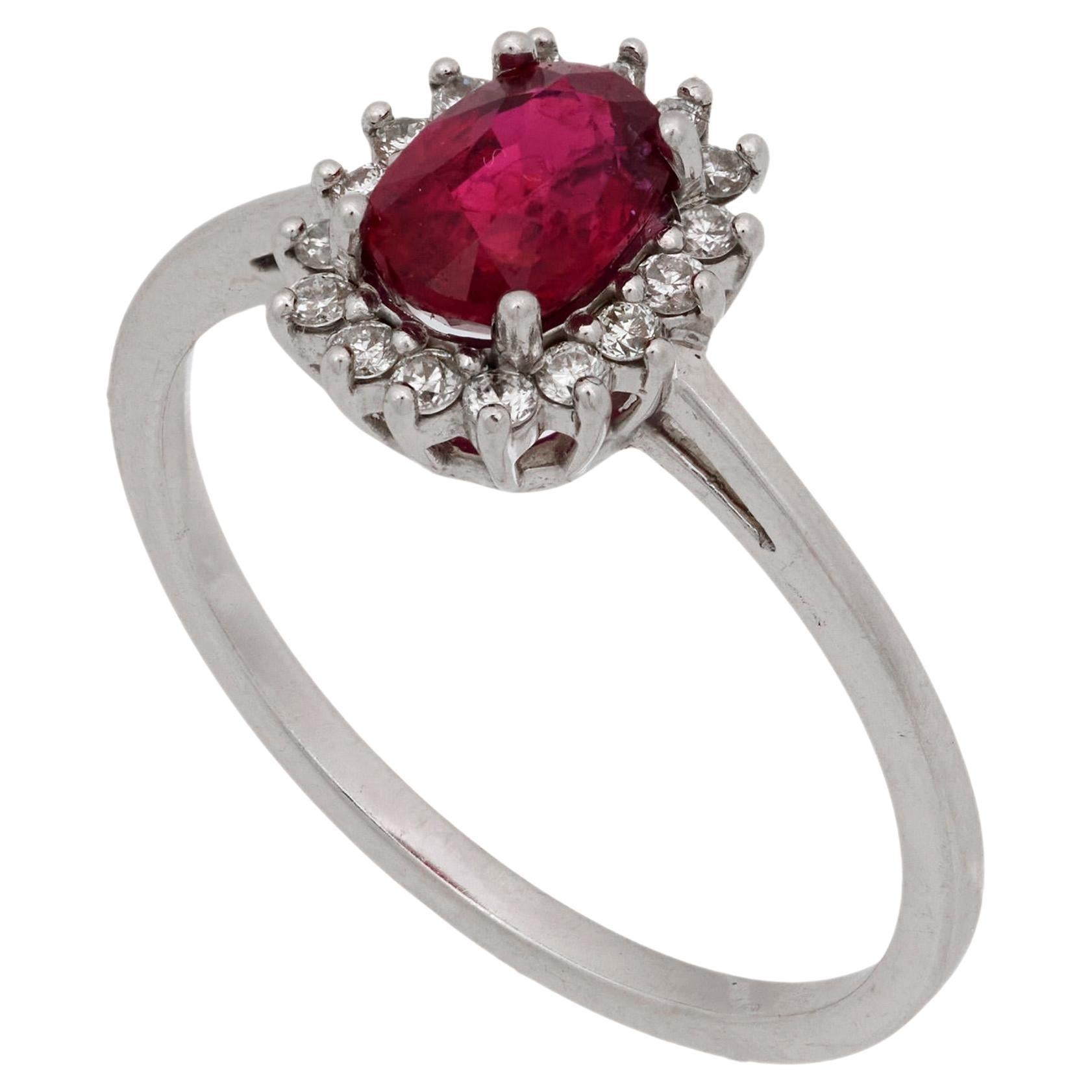 Anello a grappolo d'epoca GIA senza calore con rubino e diamante in oro bianco 14k in vendita