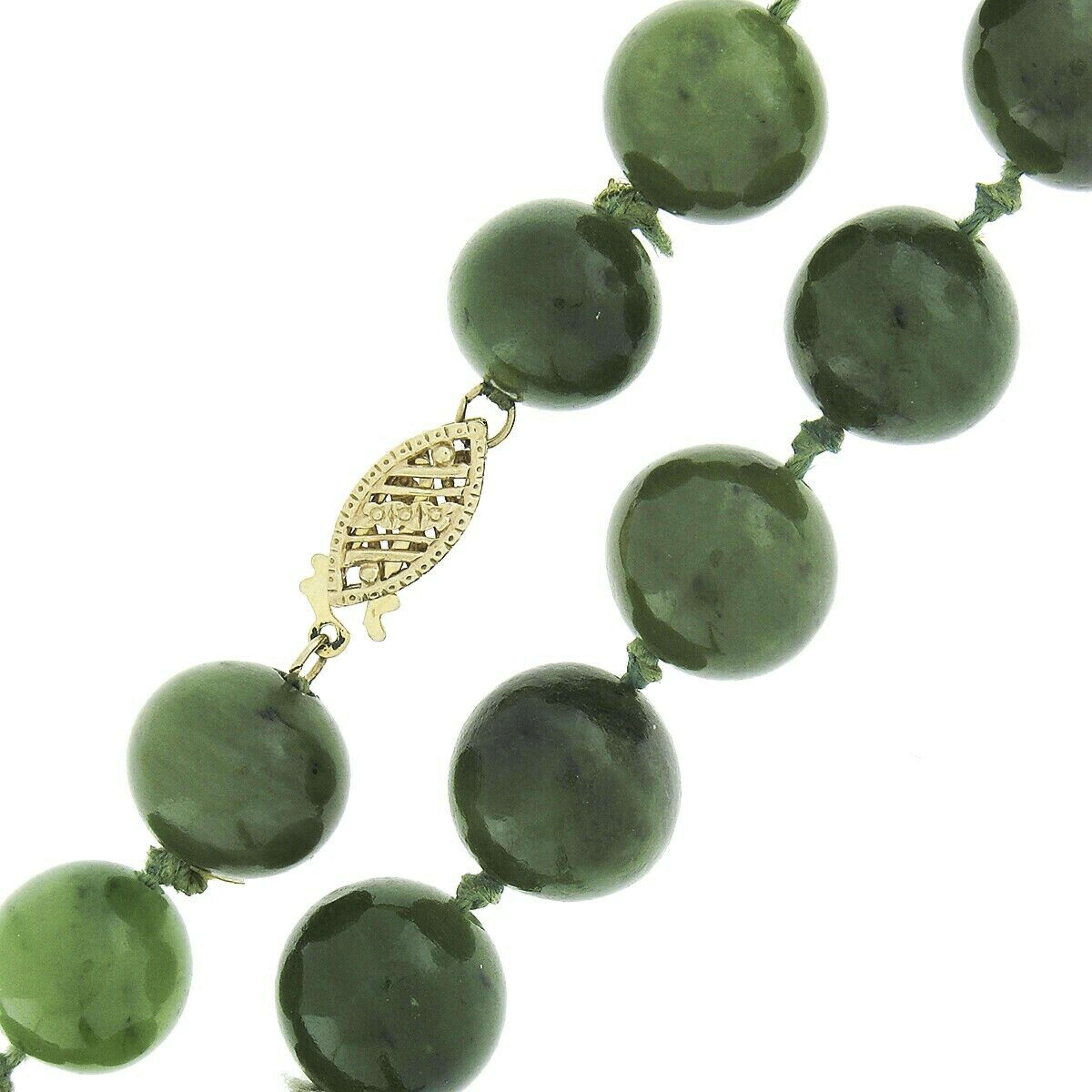 Halskette mit 14 Karat Goldverschluss, GIA, runder Perlen-Nephrit-Jade-Rand 1