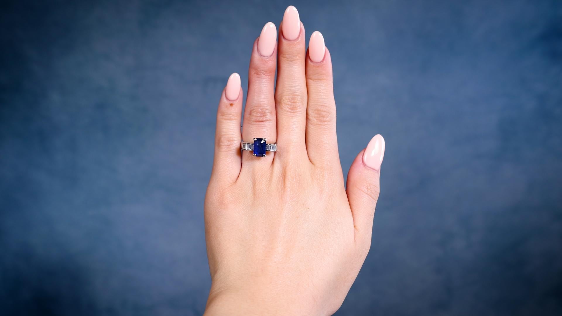 Ein Vintage GIA Saphir Diamant Platin Ring. Mit einem achteckigen Smaragd im GIA-Stufenschliff von 2,23 Karat, begleitet von der GIA-Nummer 5231186779, die besagt, dass der Saphir aus Ceylon (Sri Lanka) stammt. Akzentuiert durch 18 Diamanten im