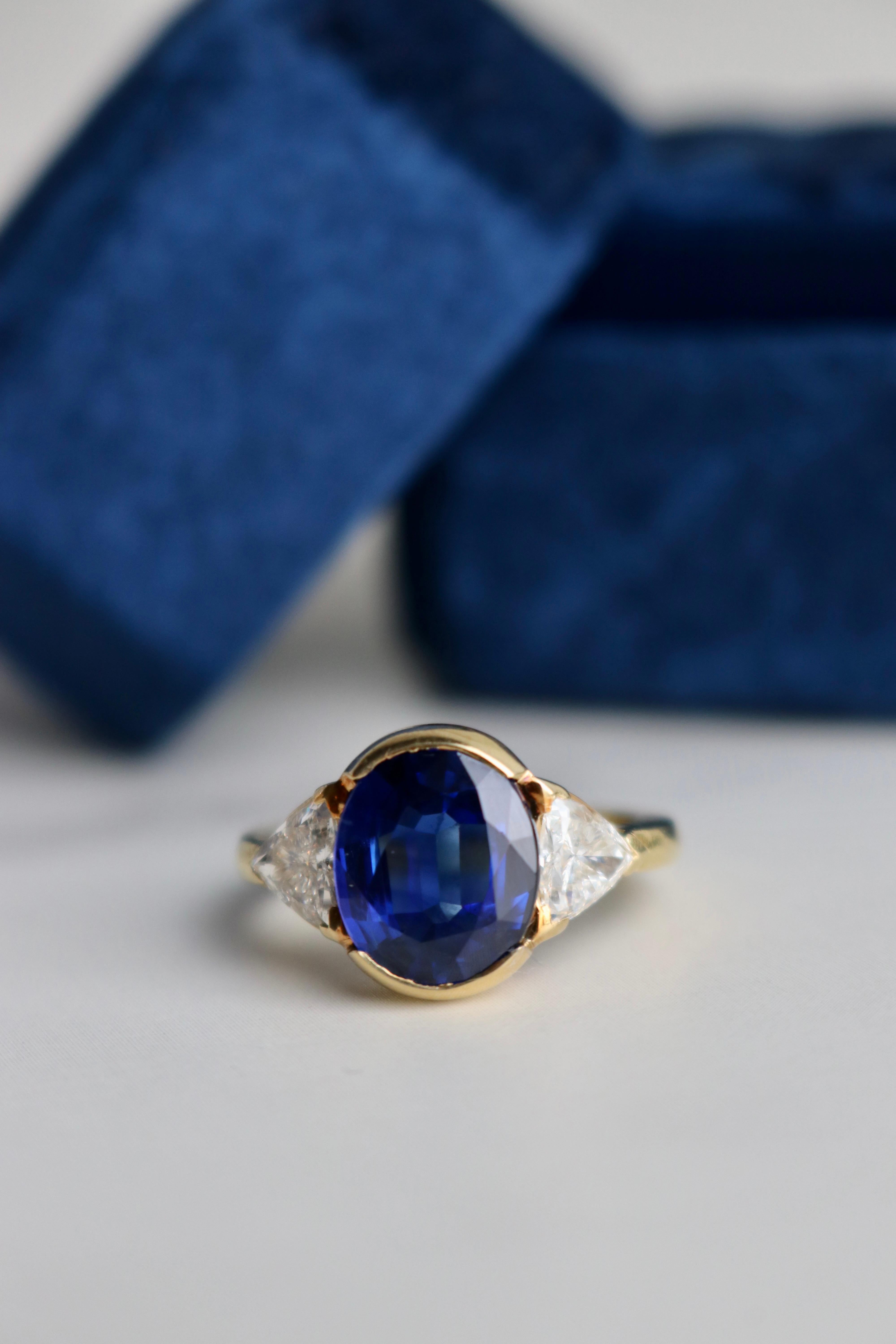 Women's or Men's Vintage GIA Thai 4.46 Carat Sapphire and Diamond 18k Gold Three Stone Ring