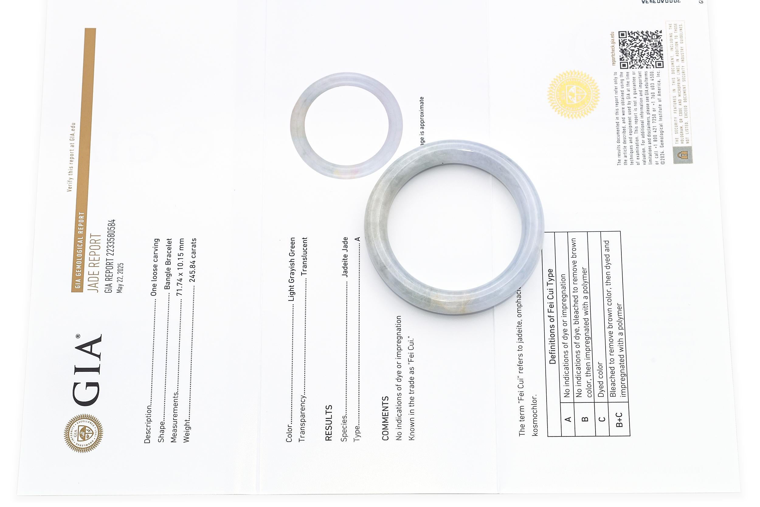 Questo squisito bracciale bangle vintage presenta una giadeite certificata GIA di tipo A, che mostra sfumature naturali di verde ricco e morbido su tutta la sua superficie lucida. Non trattato e ricavato da un unico pezzo di giada, il bracciale