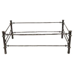 Base de table basse rectangulaire en métal patiné de style brutaliste Giacometti