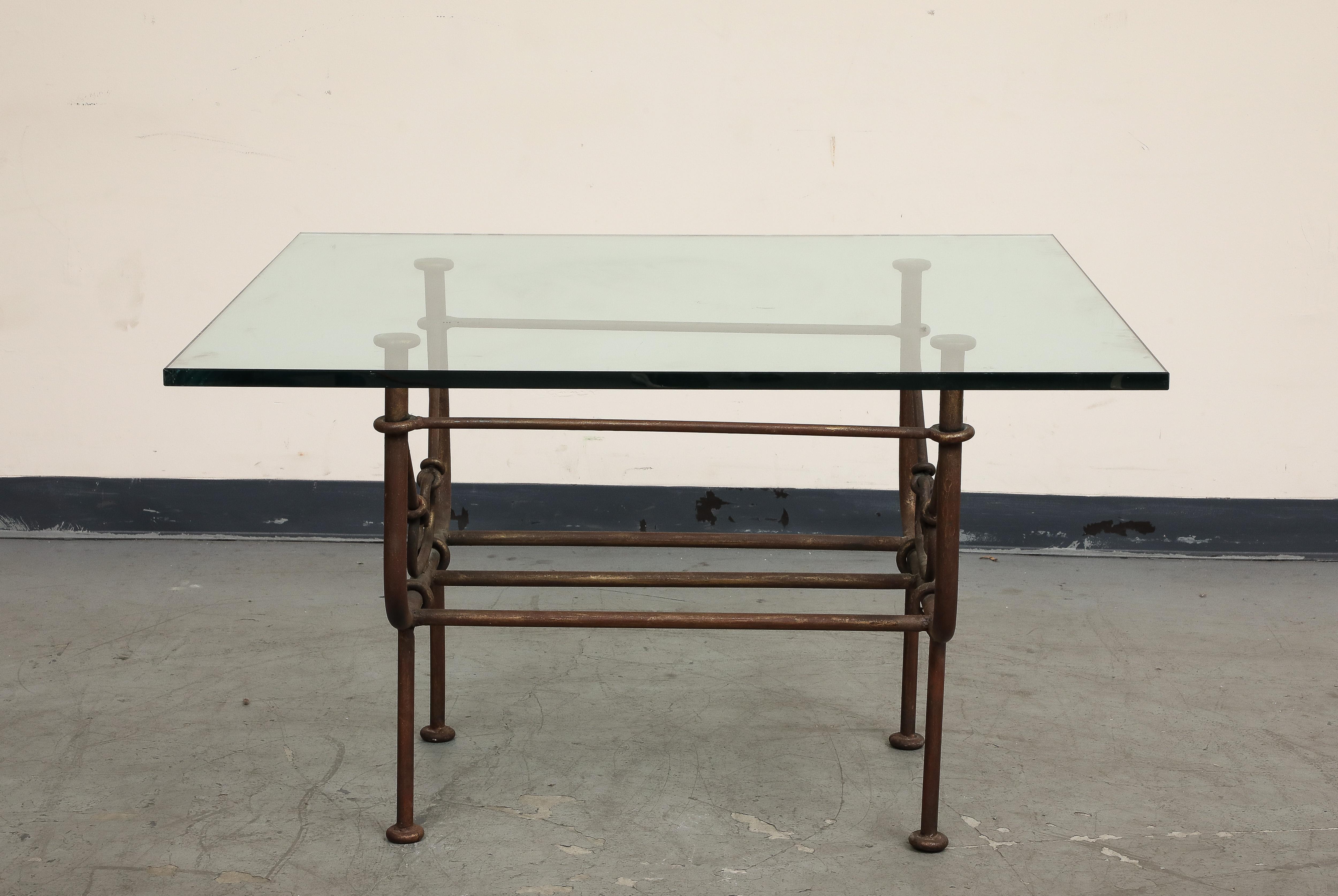 Table basse en fer vintage du 20ème siècle avec un plateau en verre, dans le style de Diego Giacometti. 

Un pied de table réparé en 2023. 