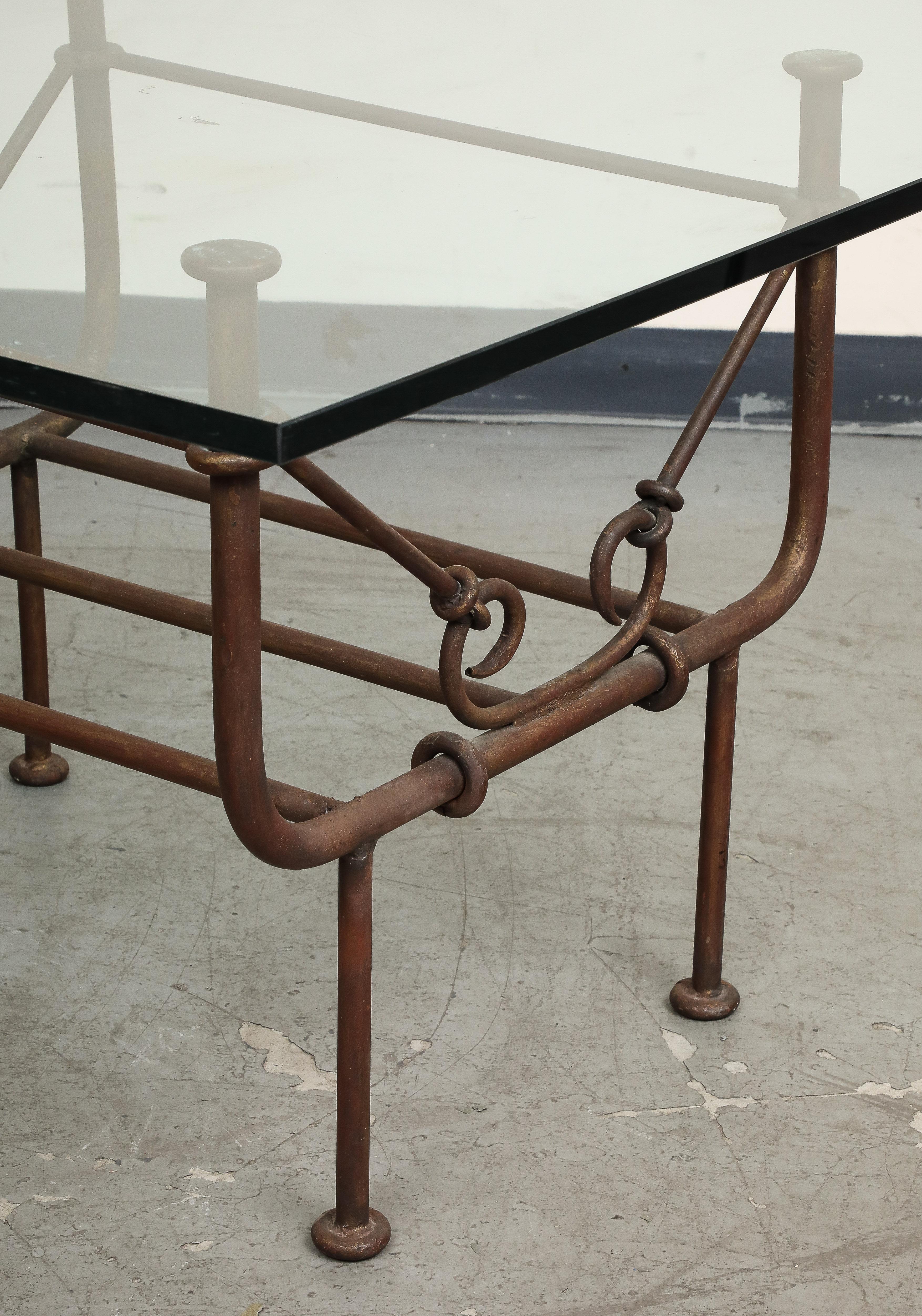 20ième siècle Table basse vintage de style Giacometti avec plateau en verre en vente