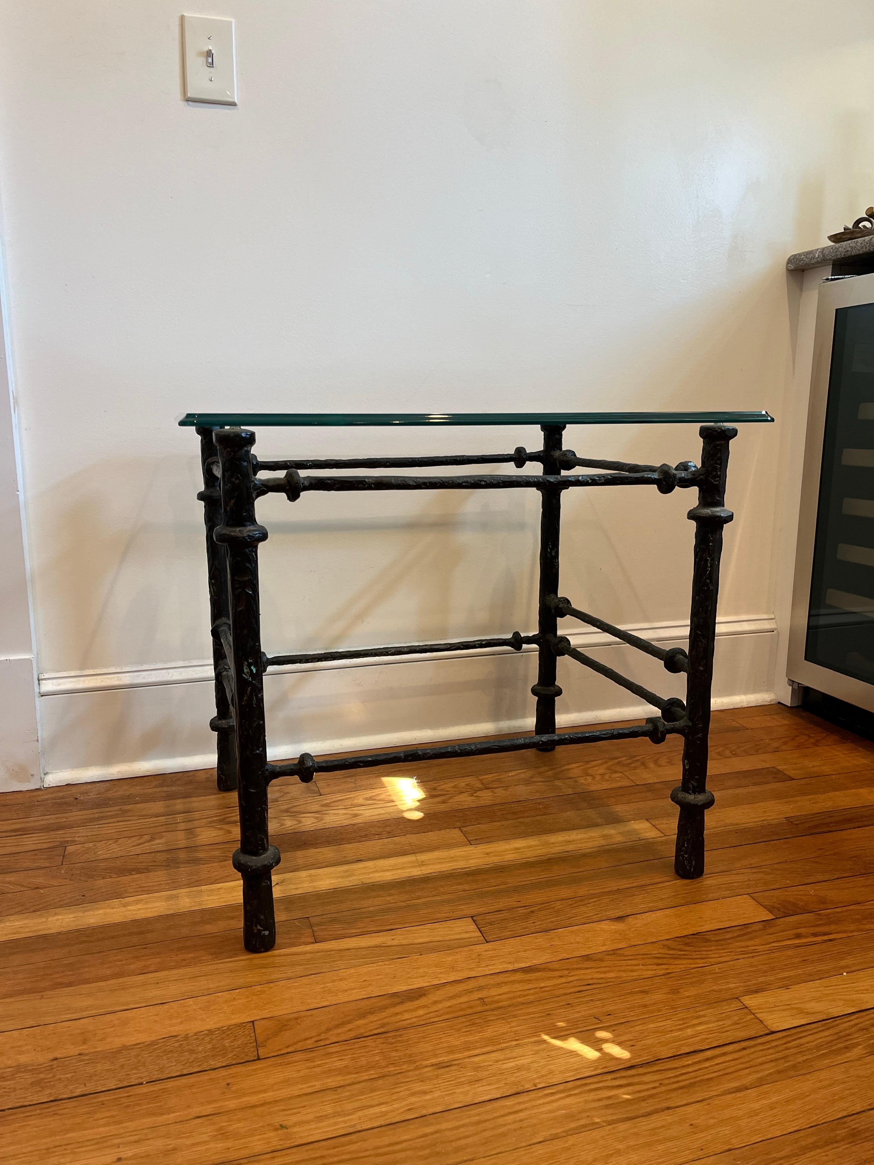 Mesa auxiliar escultórica vintage de metal y cristal estilo Giacometti Brutalista en venta