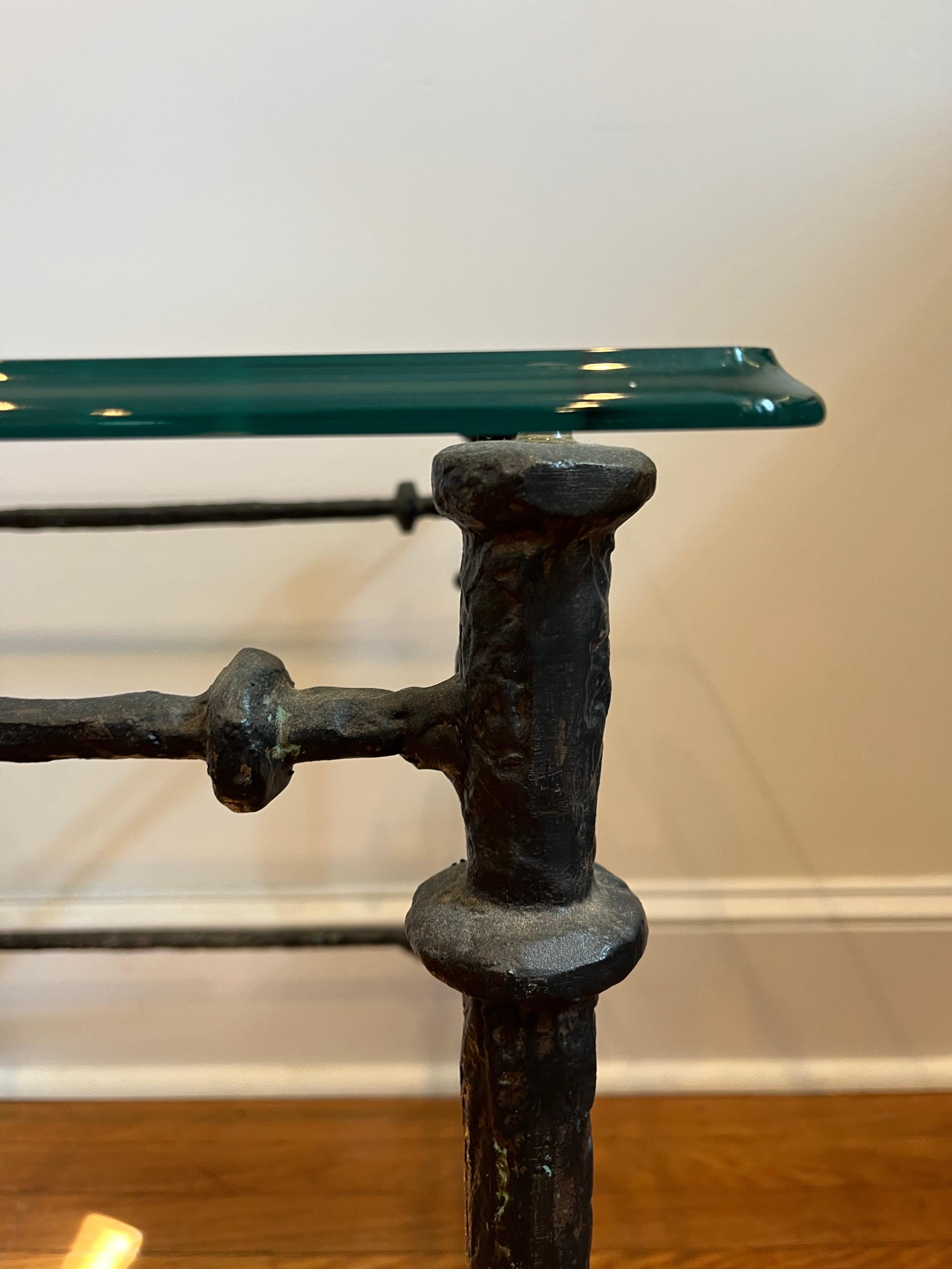 Mesa auxiliar escultórica vintage de metal y cristal estilo Giacometti Desconocido en venta