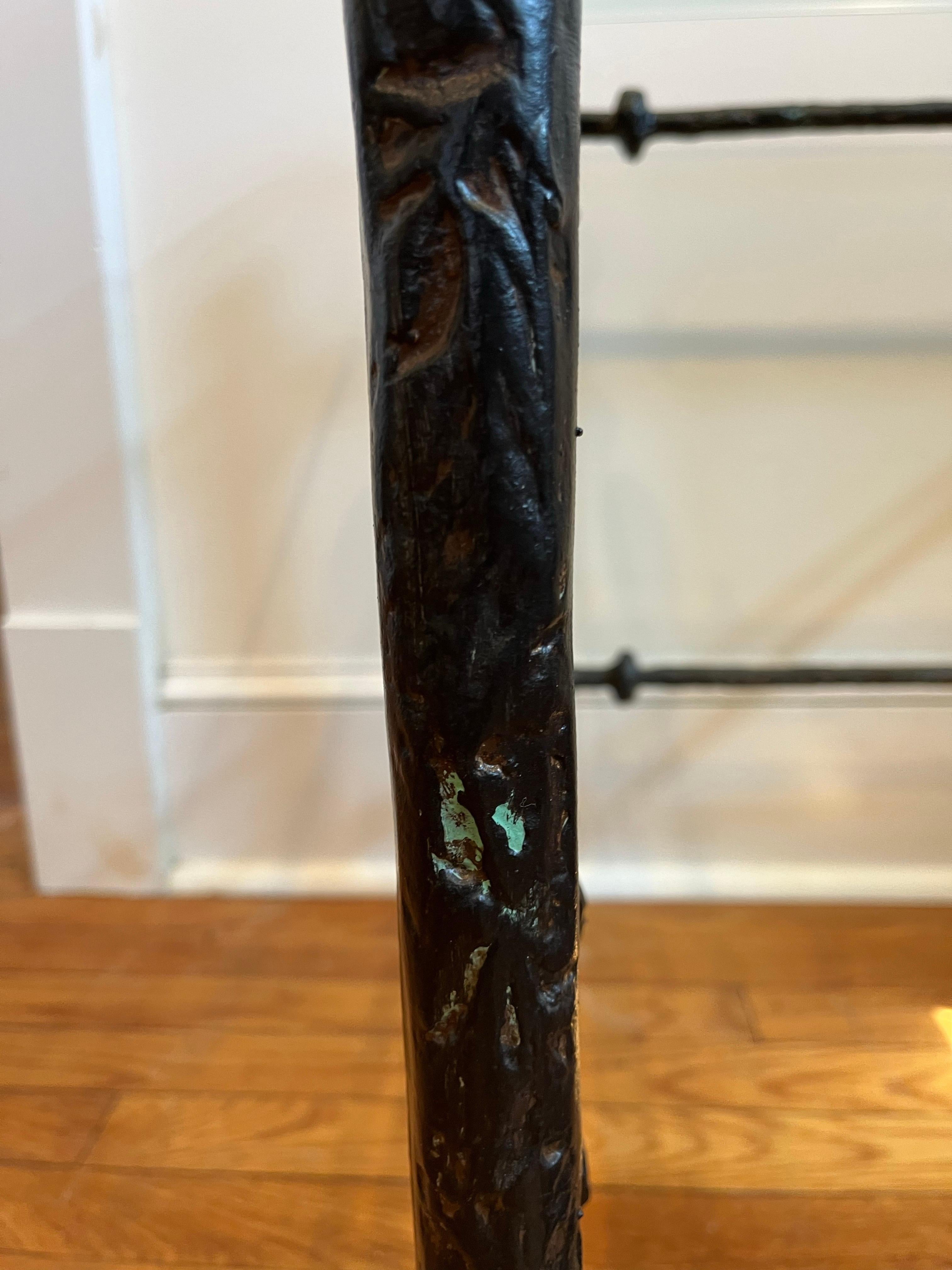 Mesa auxiliar escultórica vintage de metal y cristal estilo Giacometti en Bueno estado para la venta en W Allenhurst, NJ
