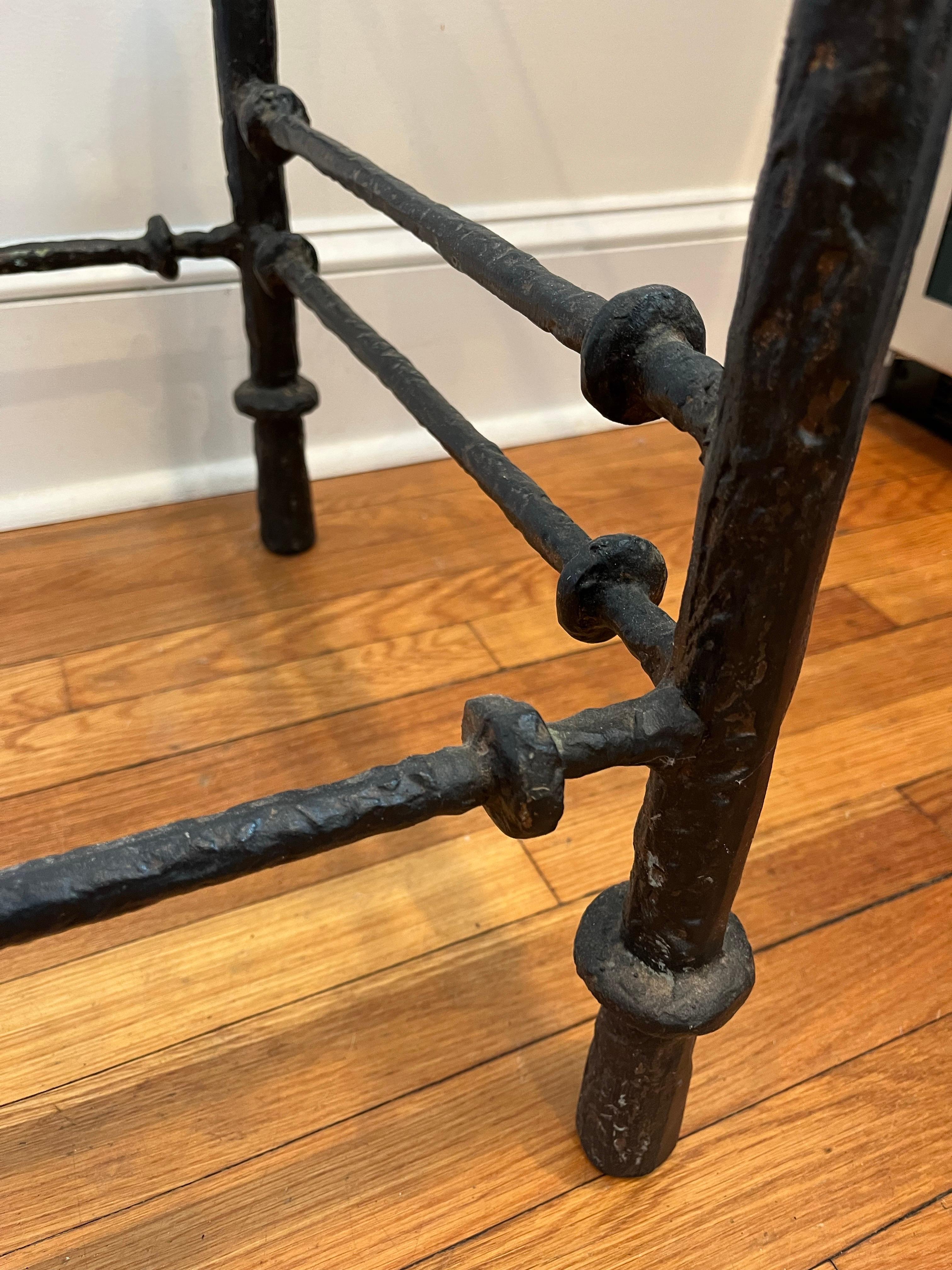 Mesa auxiliar escultórica vintage de metal y cristal estilo Giacometti siglo XX en venta