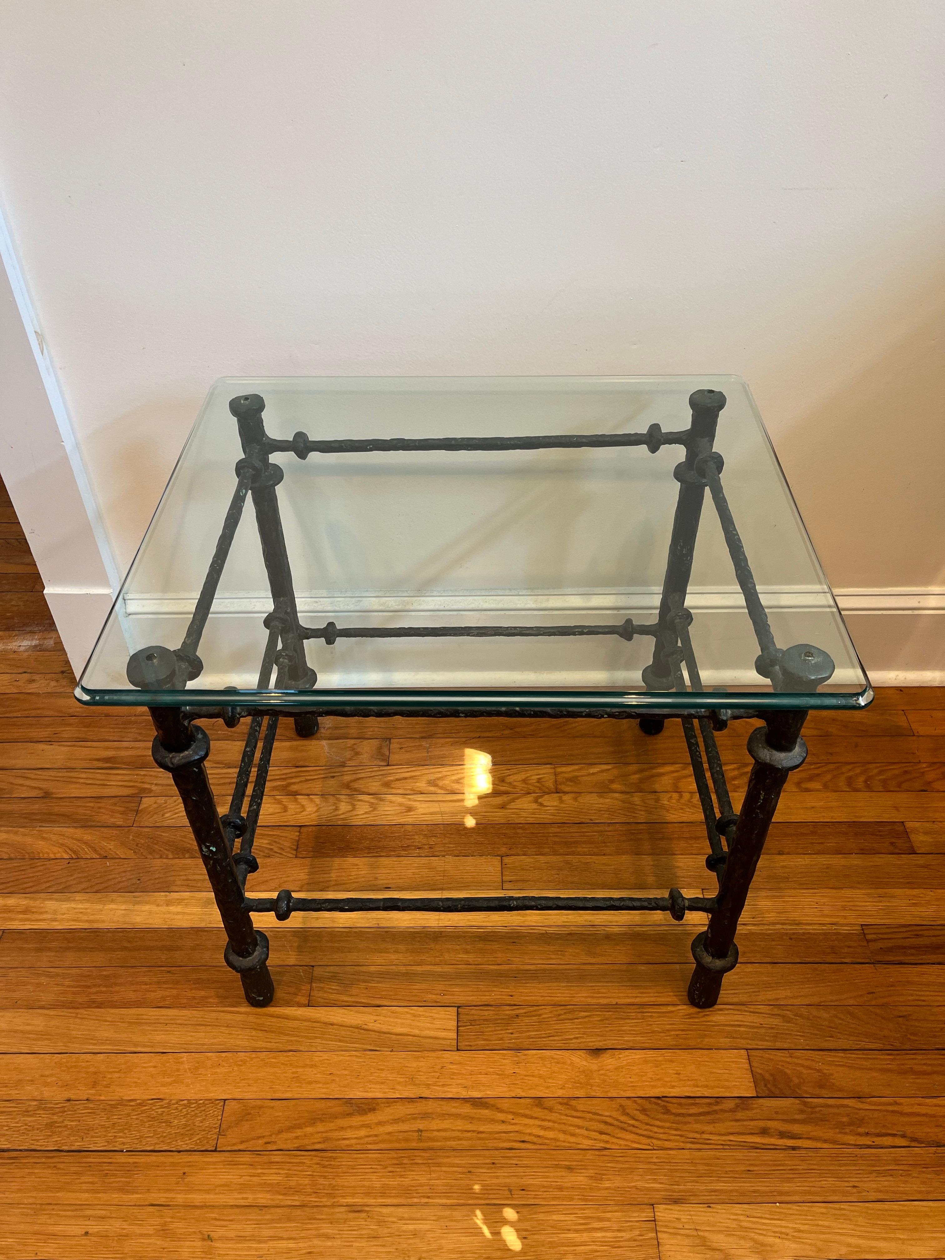 Mesa auxiliar escultórica vintage de metal y cristal estilo Giacometti Vidrio en venta