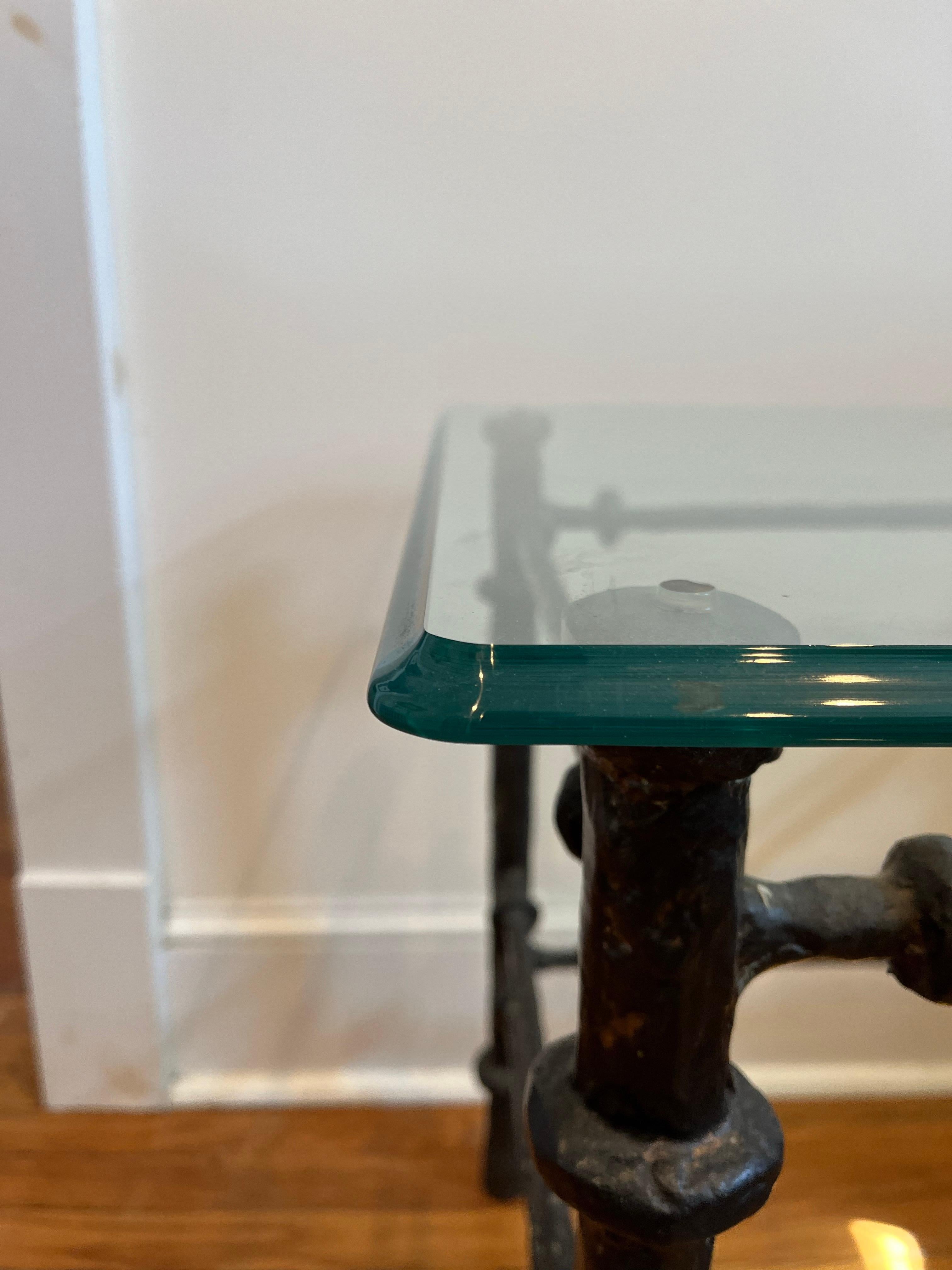 Mesa auxiliar escultórica vintage de metal y cristal estilo Giacometti en venta 1