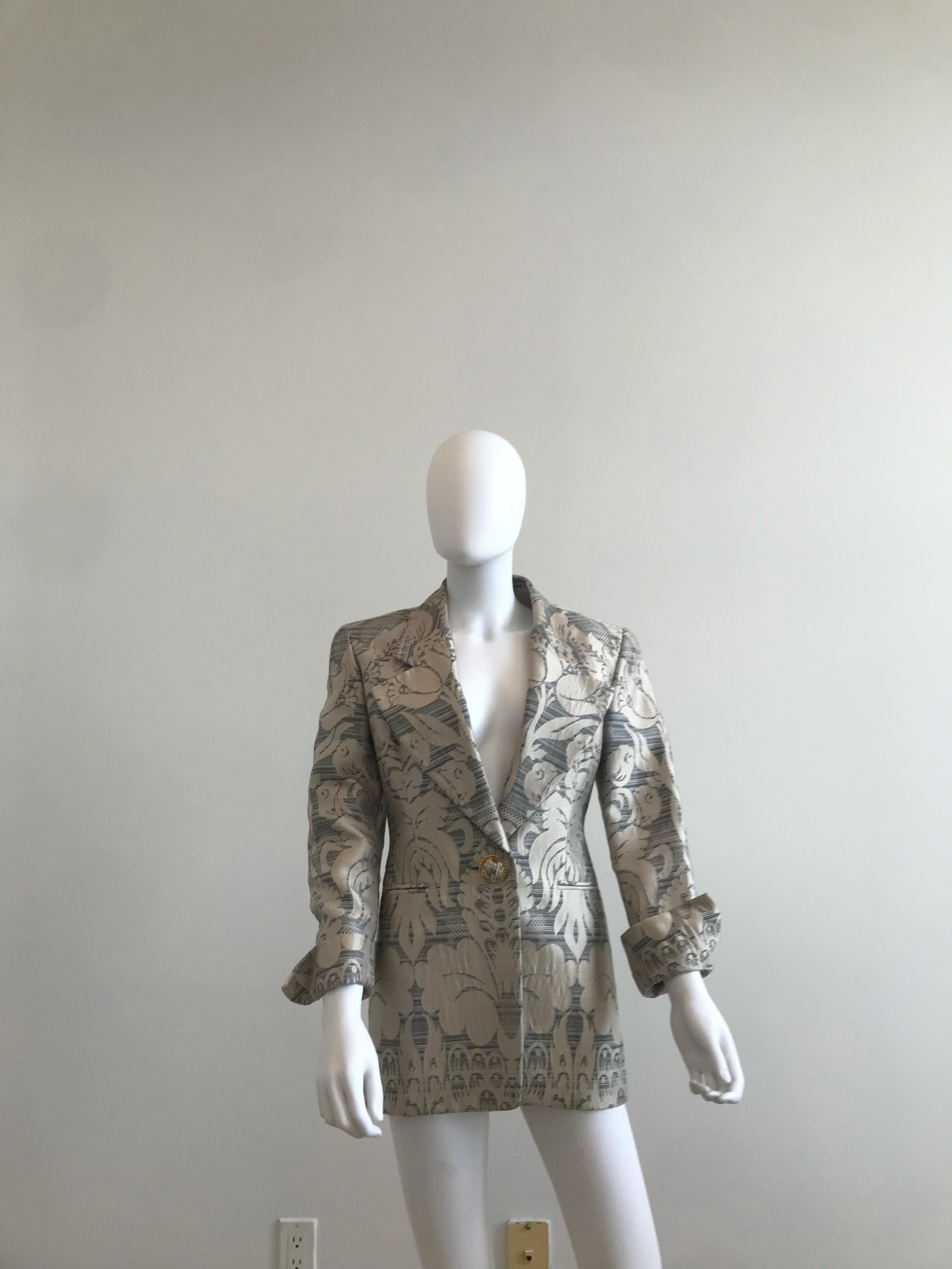 This exquisite Gianfranco Ferré Cotton Paisley Blazer boasts notched lapels and proves that everything is in the details with the surprise of its python button in a gold setting. It has two pockets in the front and was made in Italy. This blazer